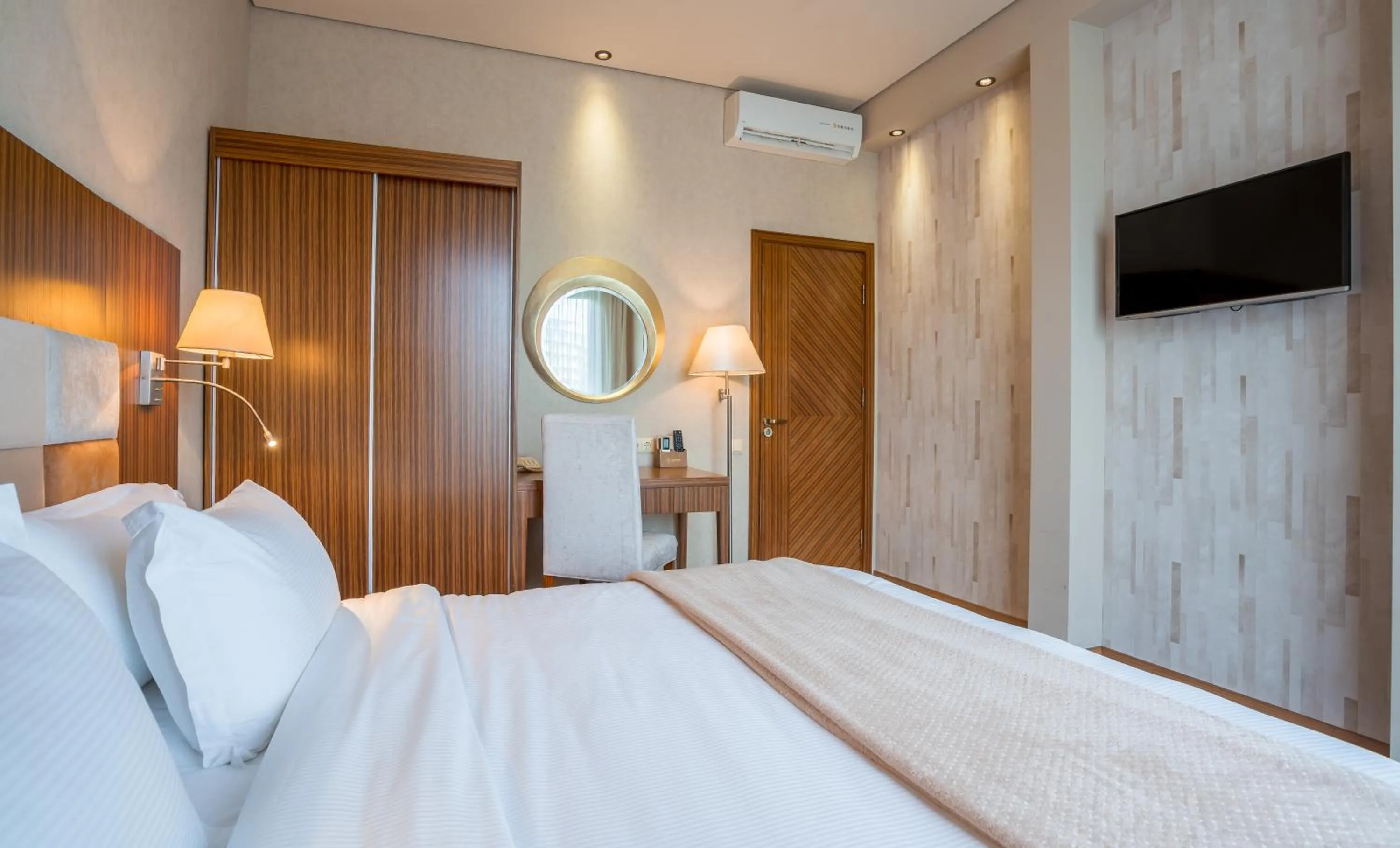 Bedroom, Bed in Dreamland Oasis Hotel Chakvi