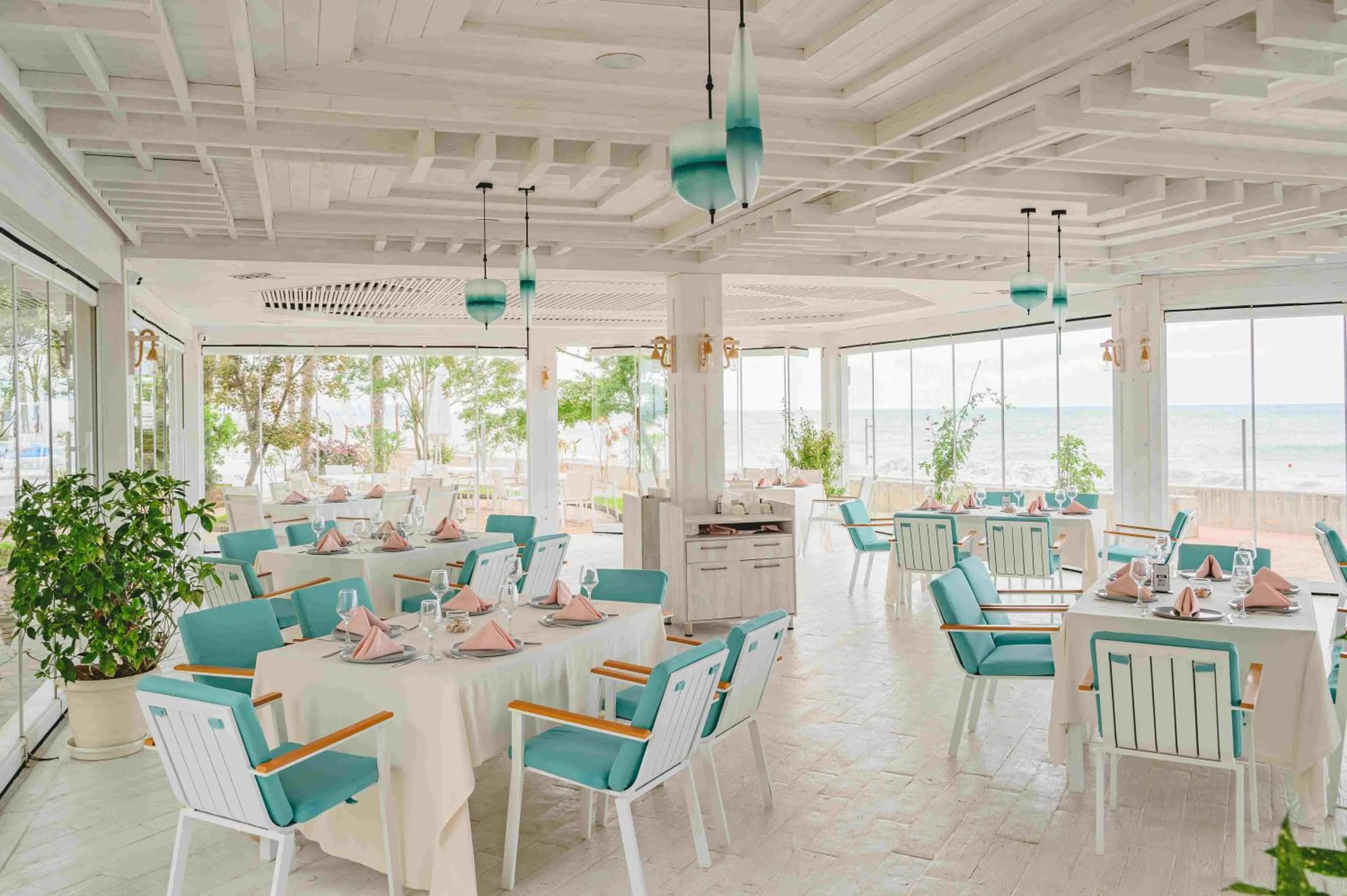 Restaurant/places to eat in Dreamland Oasis Hotel Chakvi