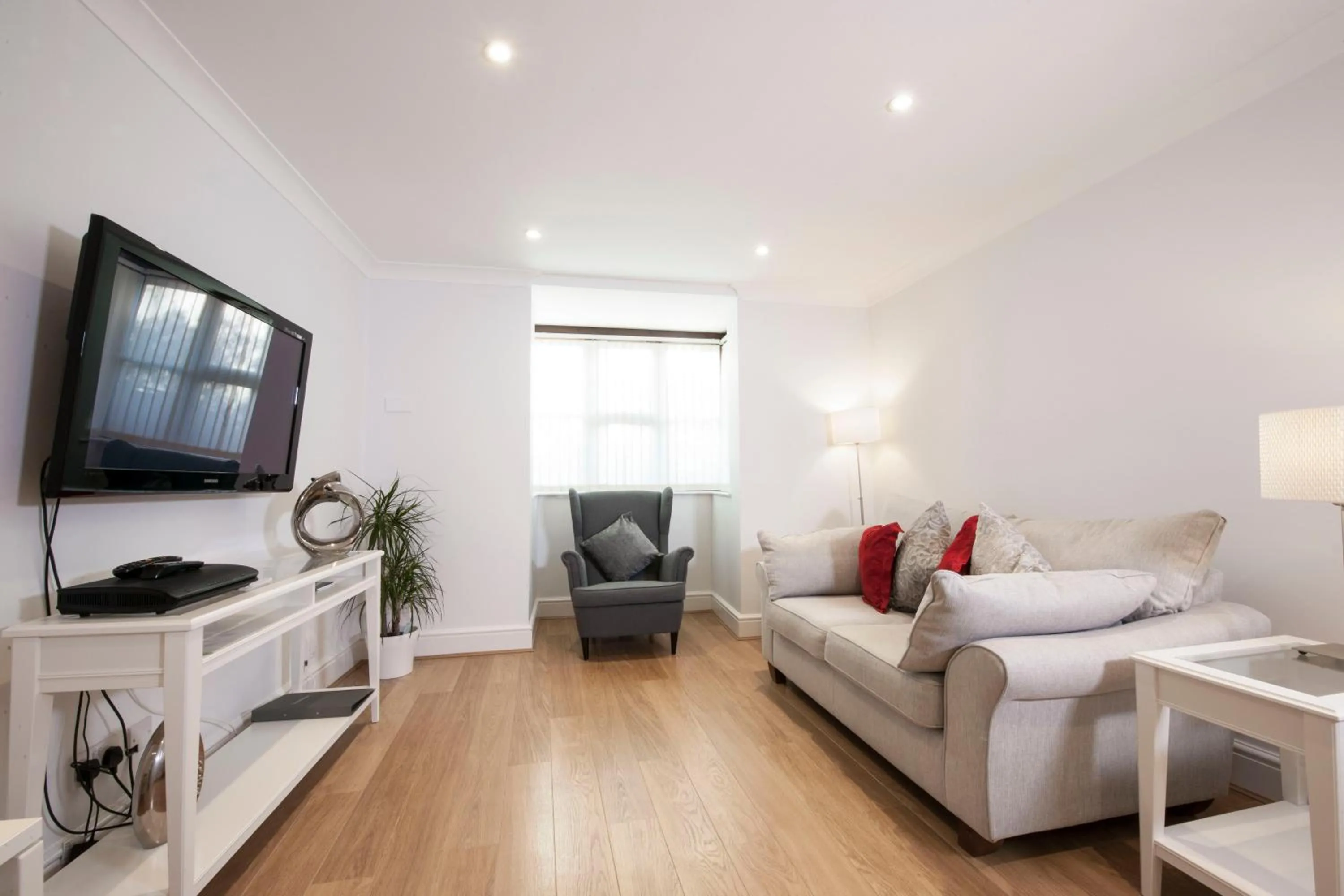 Living room, Bed in High Hedges Apartment C