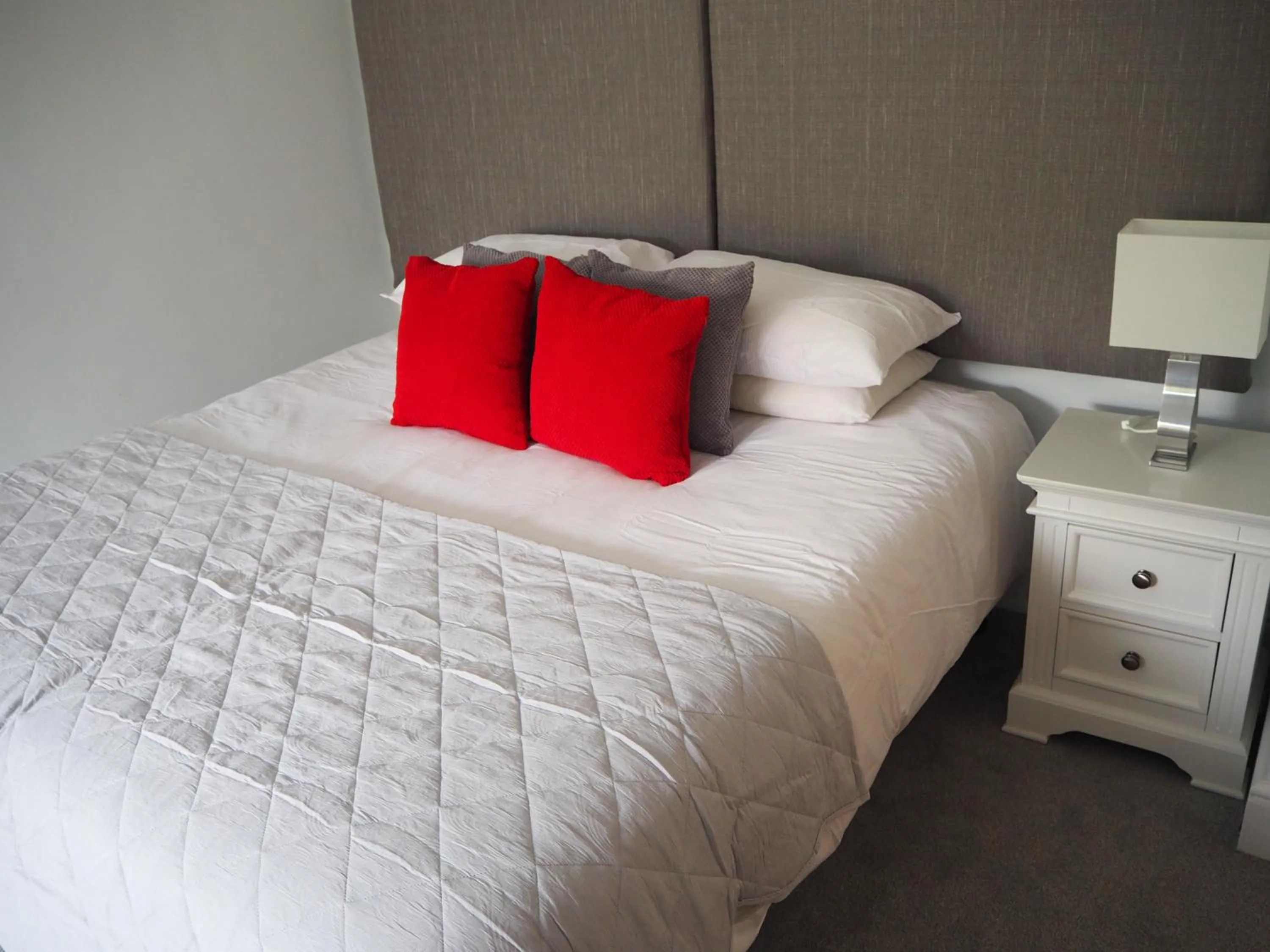 Bedroom, Bed in High Hedges Apartment C