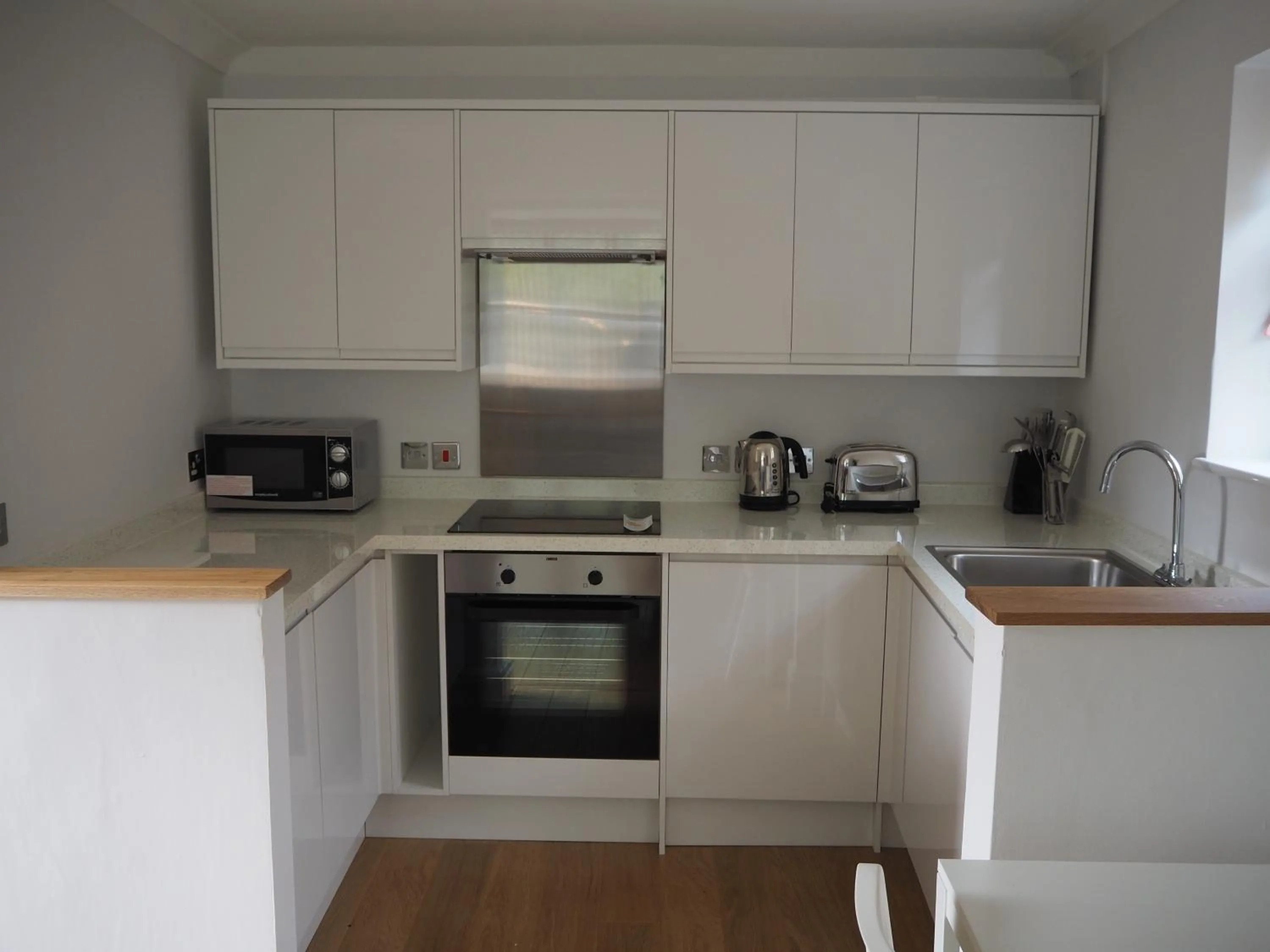 Kitchen or kitchenette in High Hedges Apartment C