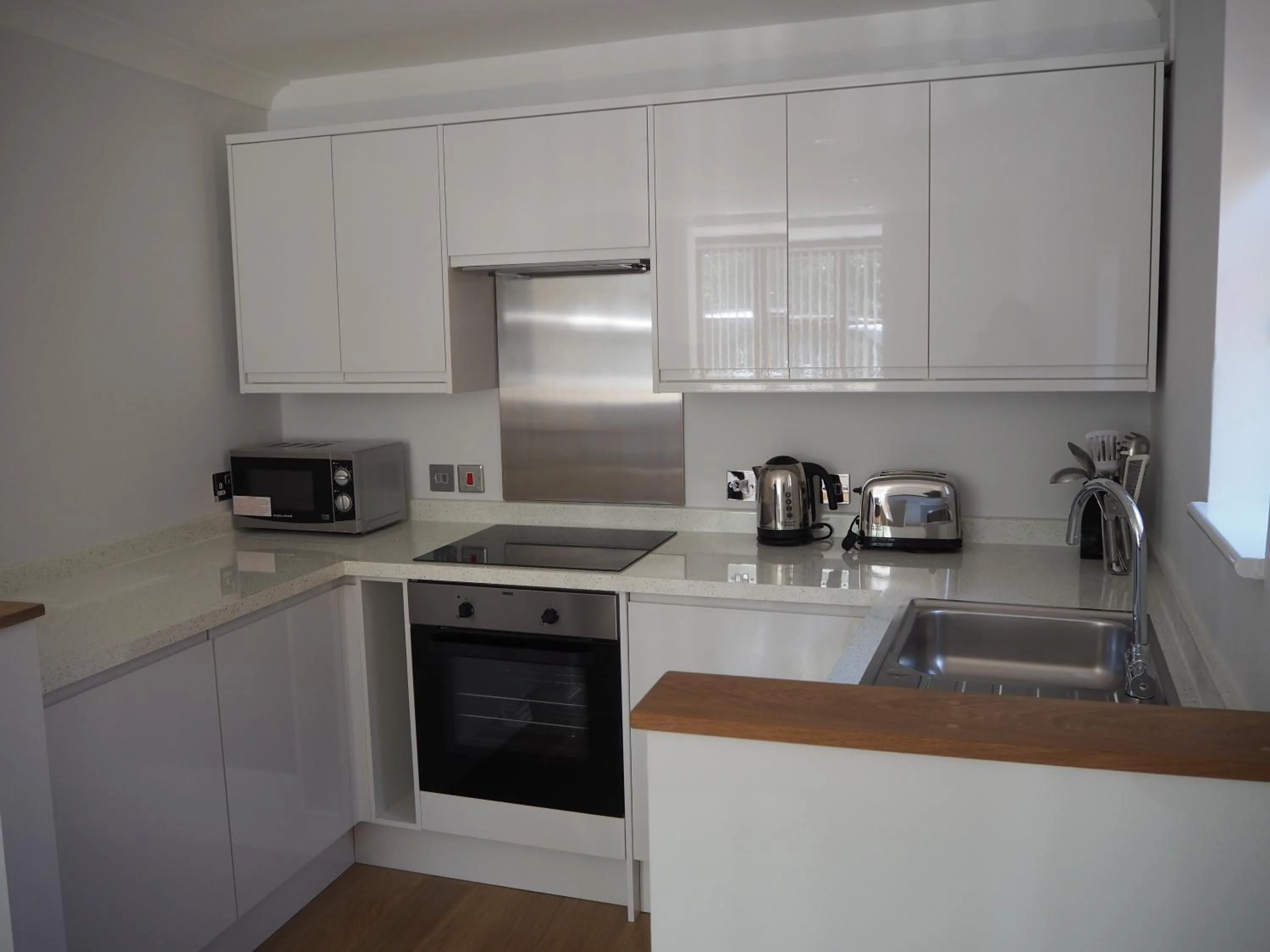Kitchen or kitchenette in High Hedges Apartment C