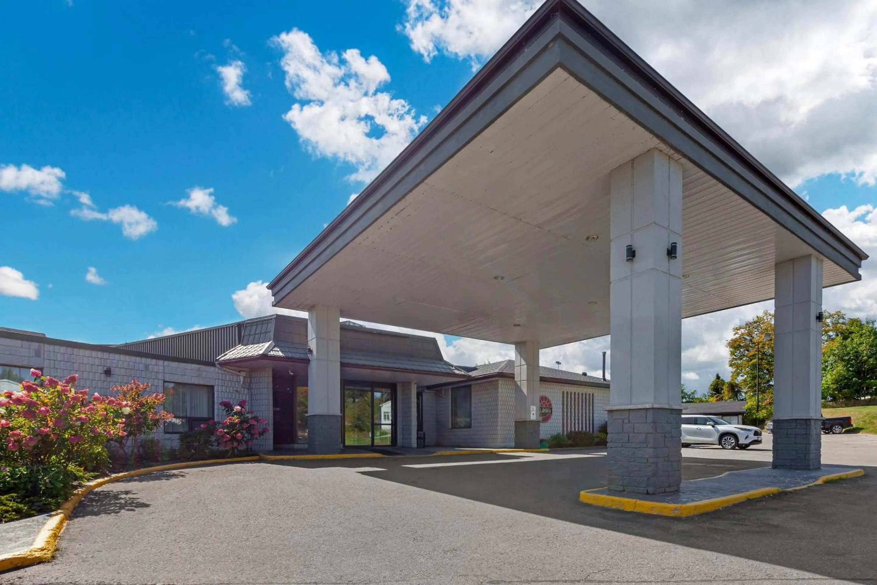 Property building in Quality Inn & Conference Centre