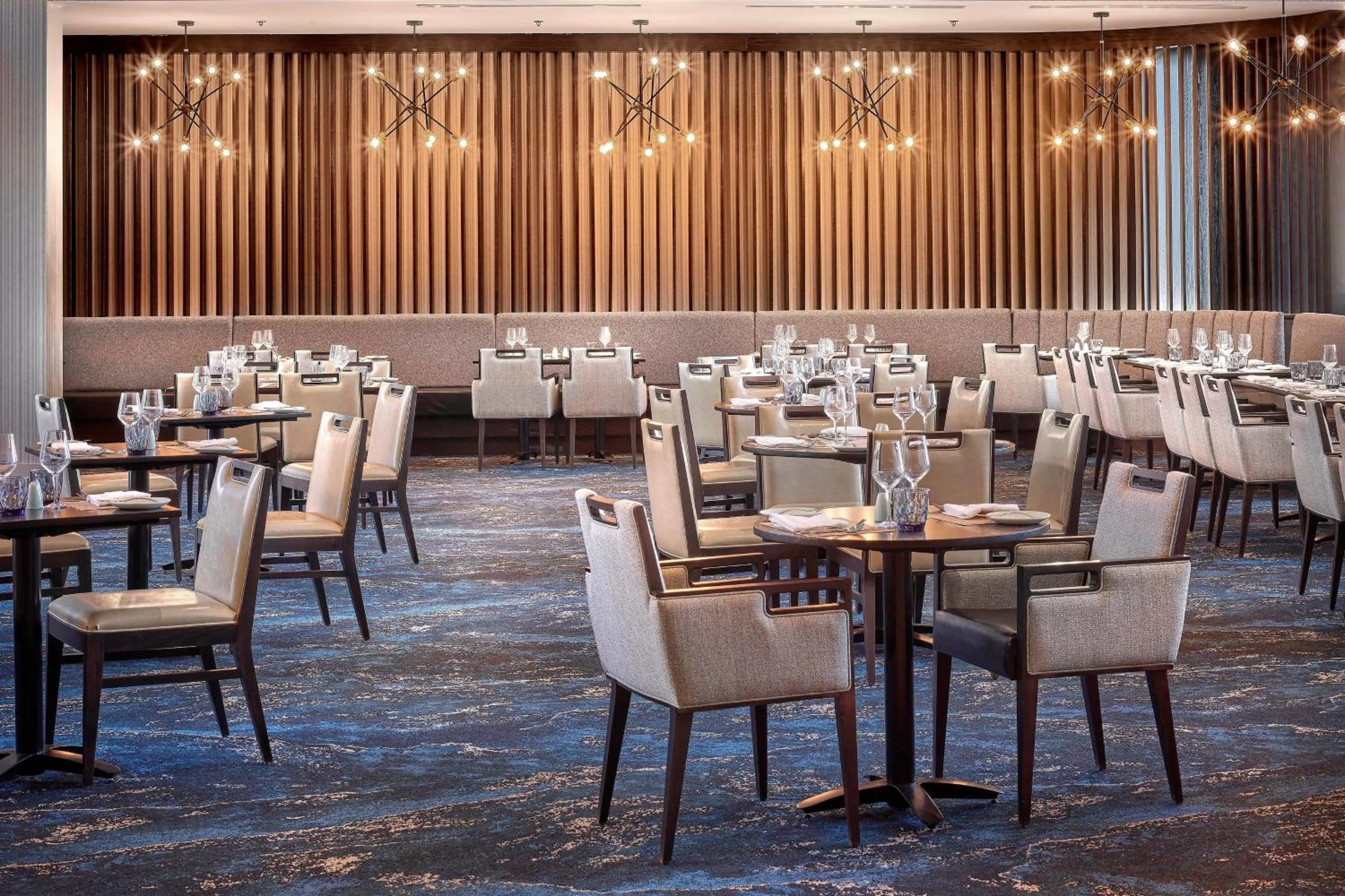 Lounge or bar in The Westin Calgary Airport