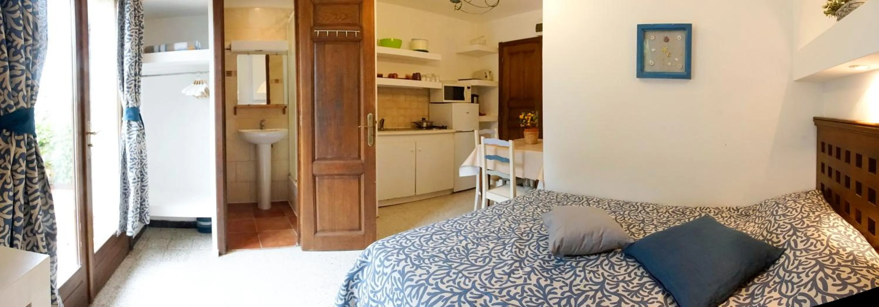 Bathroom, Bed in Résidence Les Mandariniers