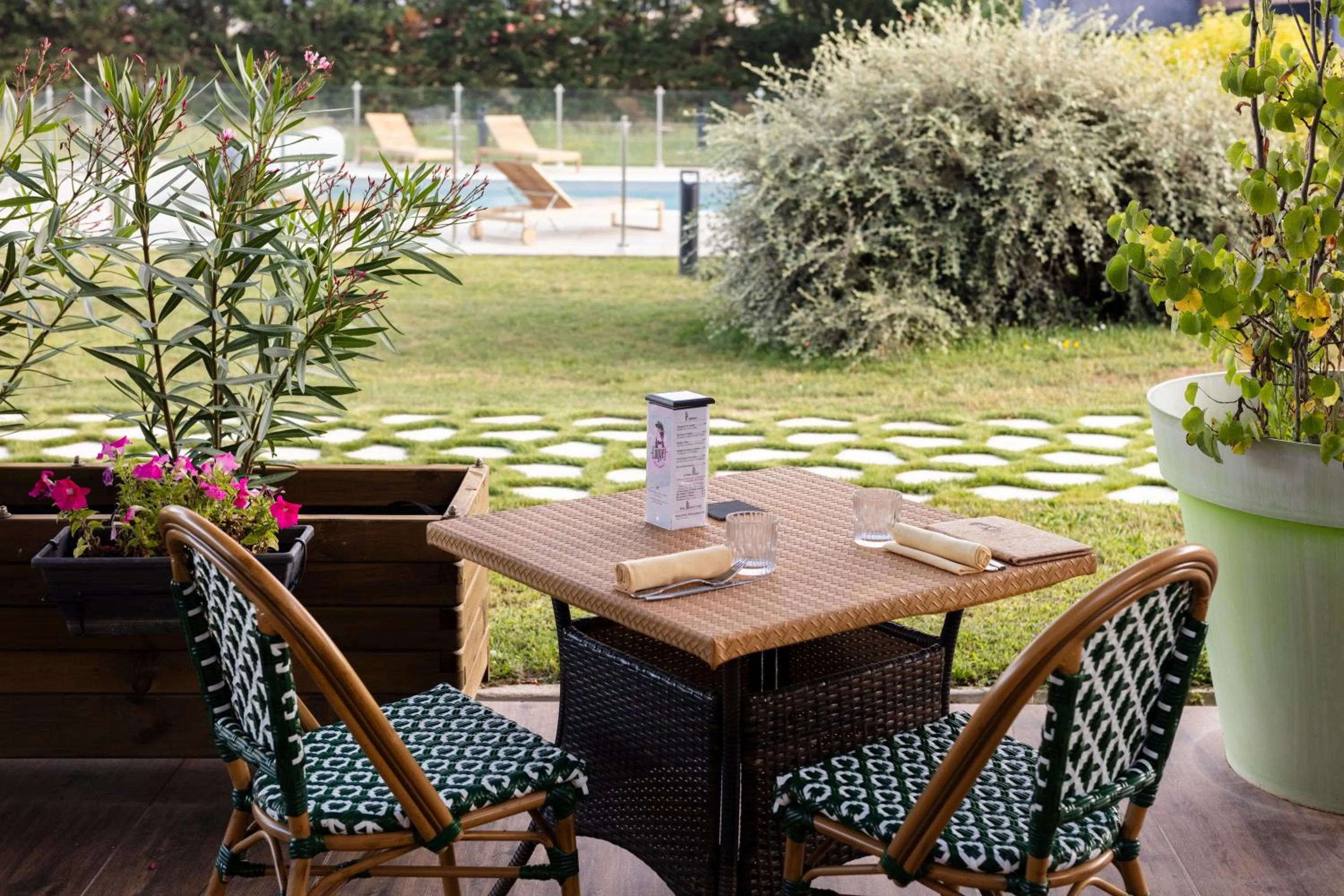 Patio in Artémis Hôtel & Spa Bistro Coquet