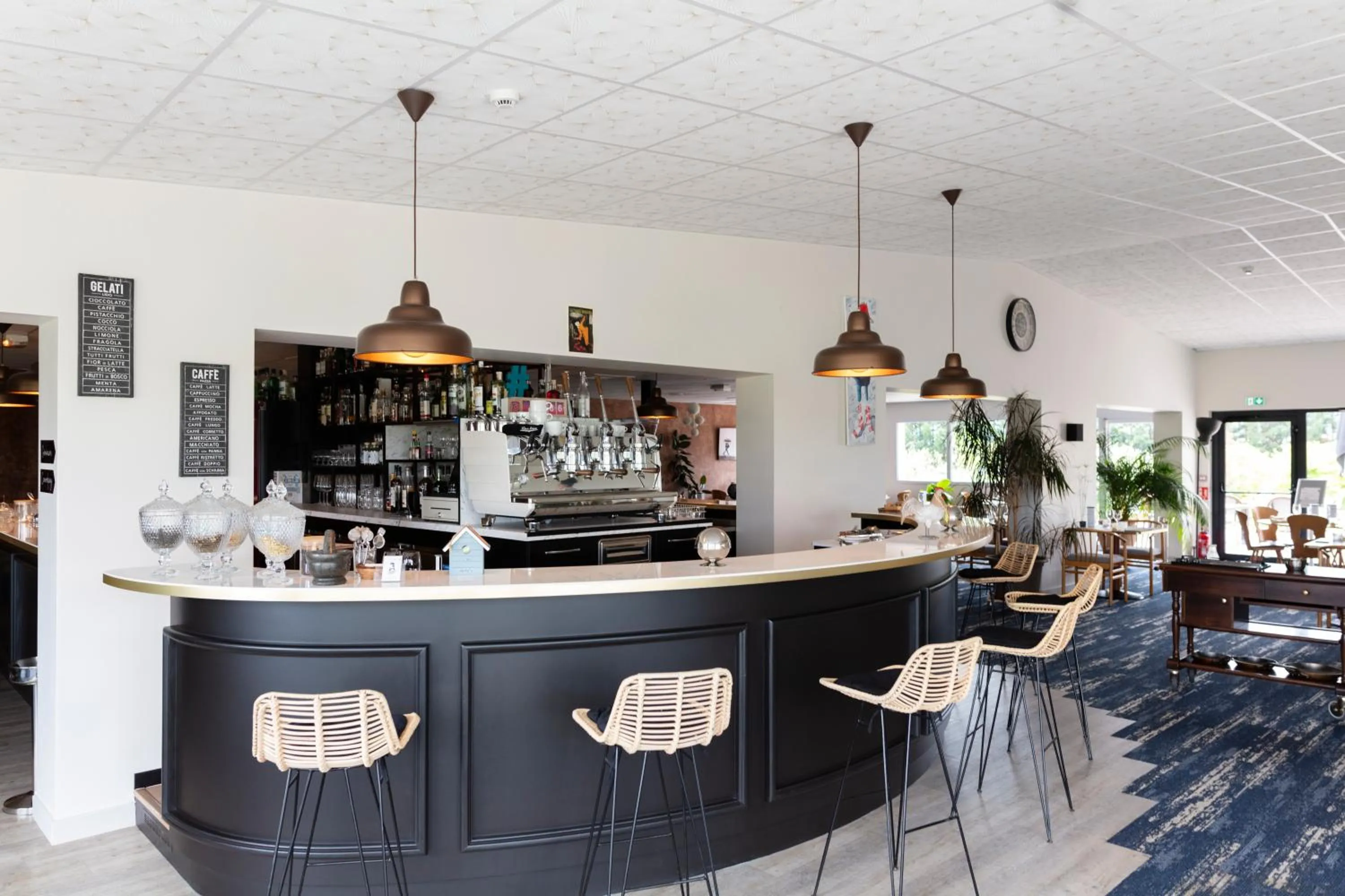 Lounge or bar in Artémis Hôtel & Spa Bistro Coquet