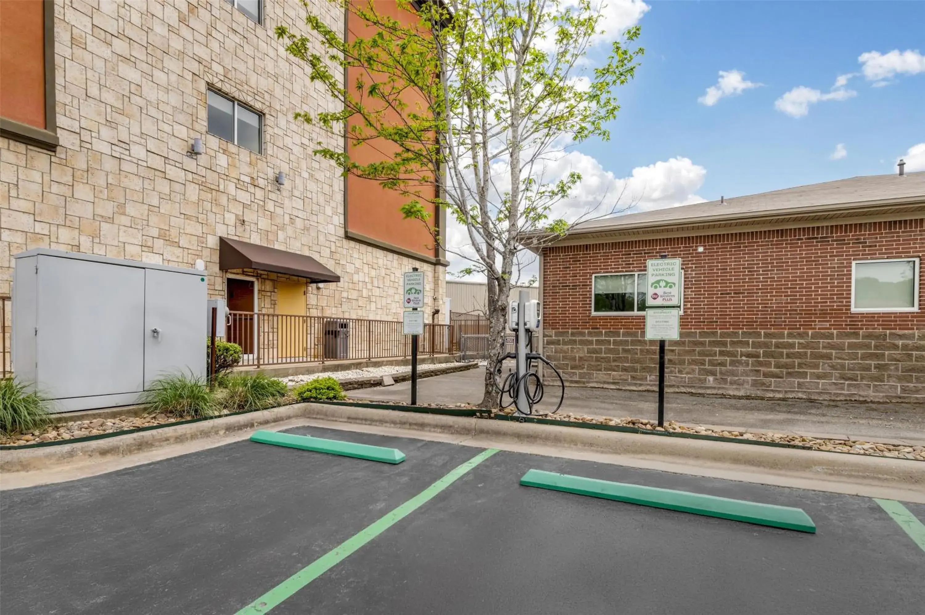 Property building in Best Western Plus JFK Inn & Suites Property building in Best Western Plus JFK Inn & Suites