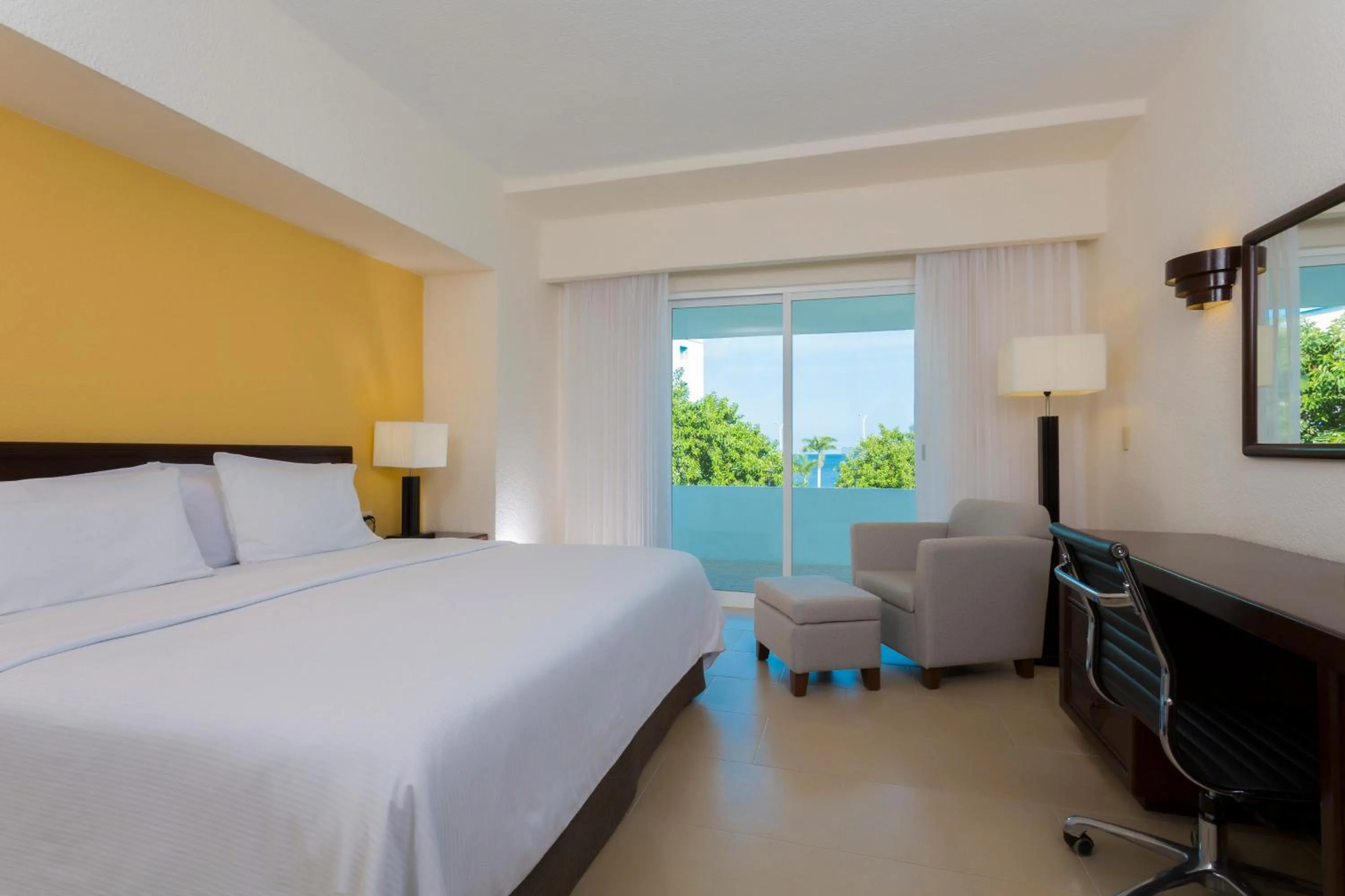 Photo of the whole room in Gamma Campeche Malecon