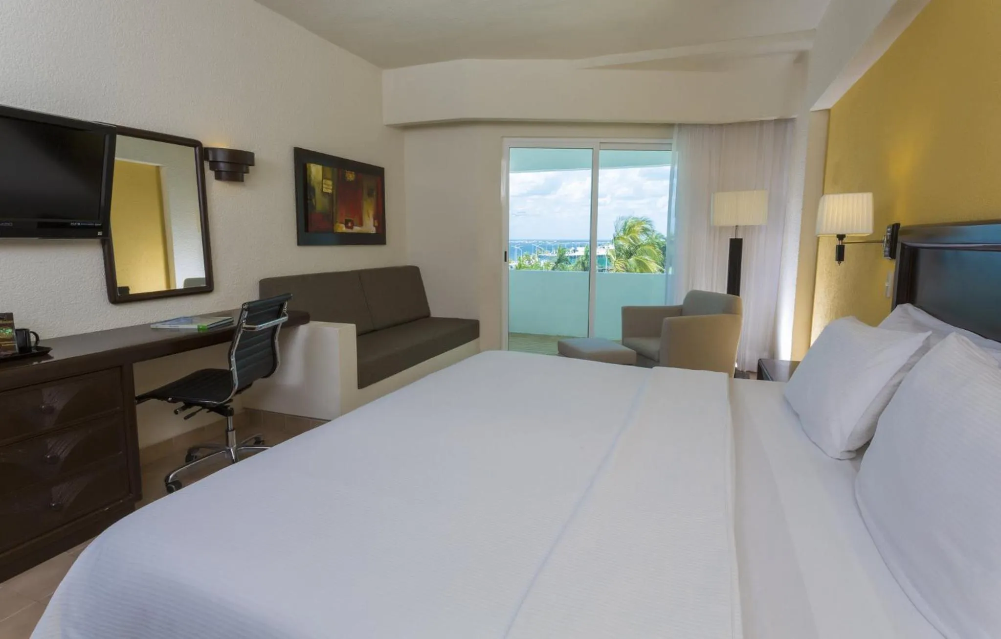 Photo of the whole room in Gamma Campeche Malecon