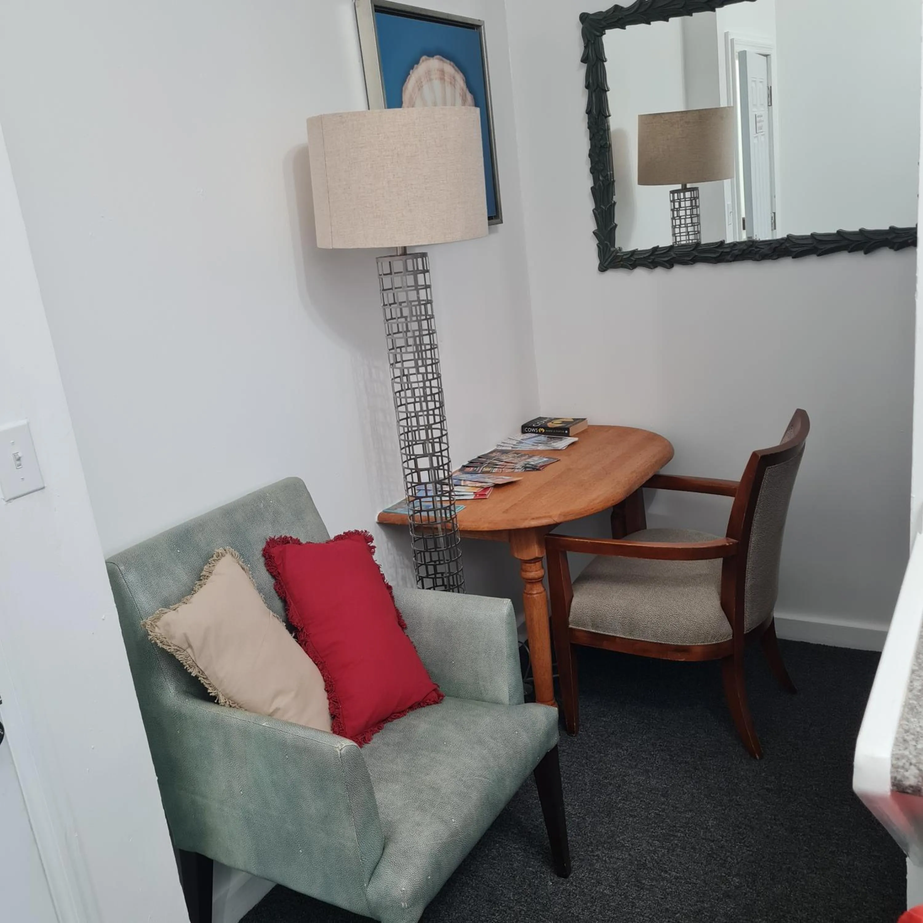 Seating area in BELL At The Airport Suites Adults Only - Free Airport Transportation