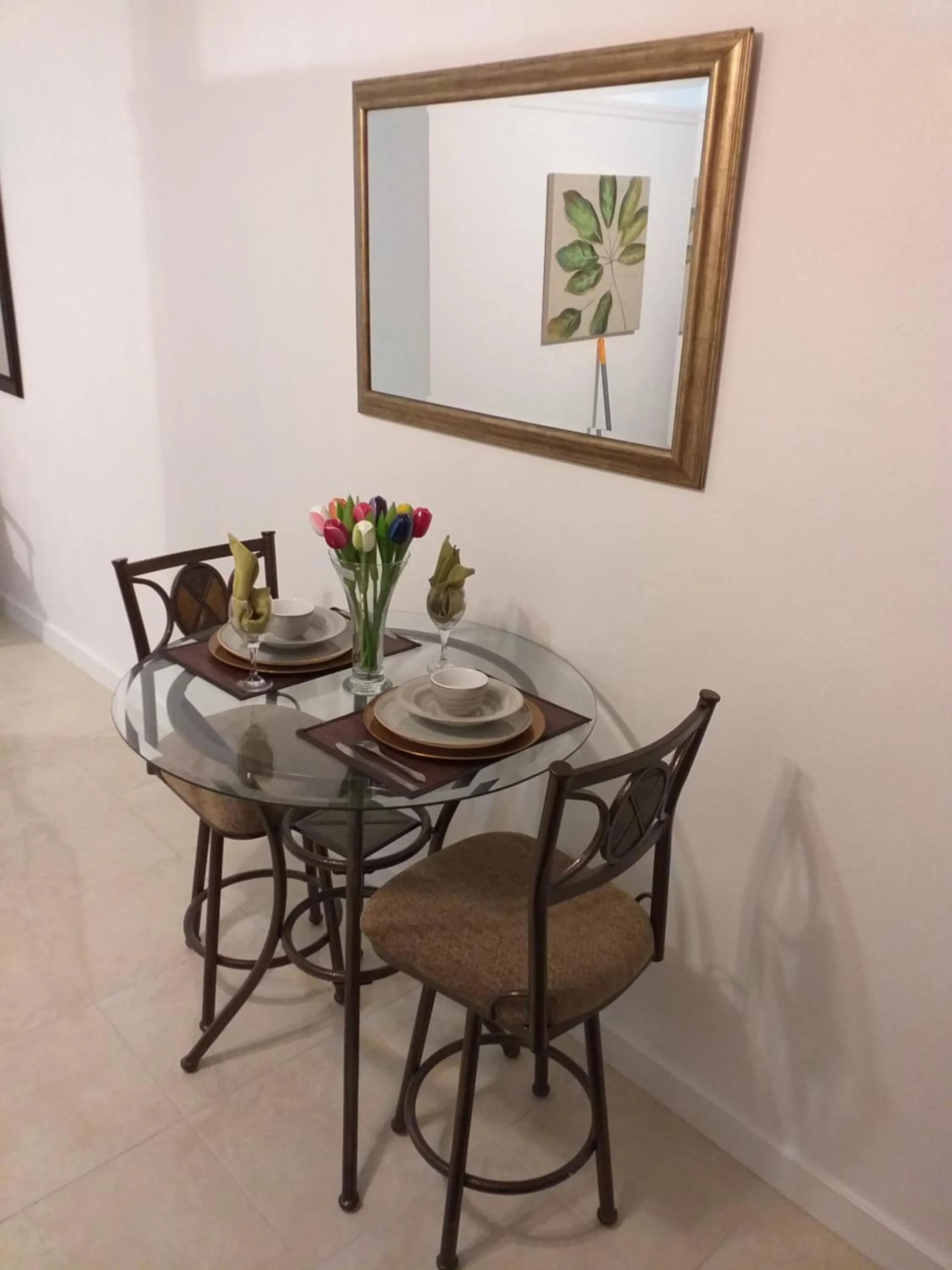 Dining area in BELL At The Airport Suites Adults Only - Free Airport Transportation