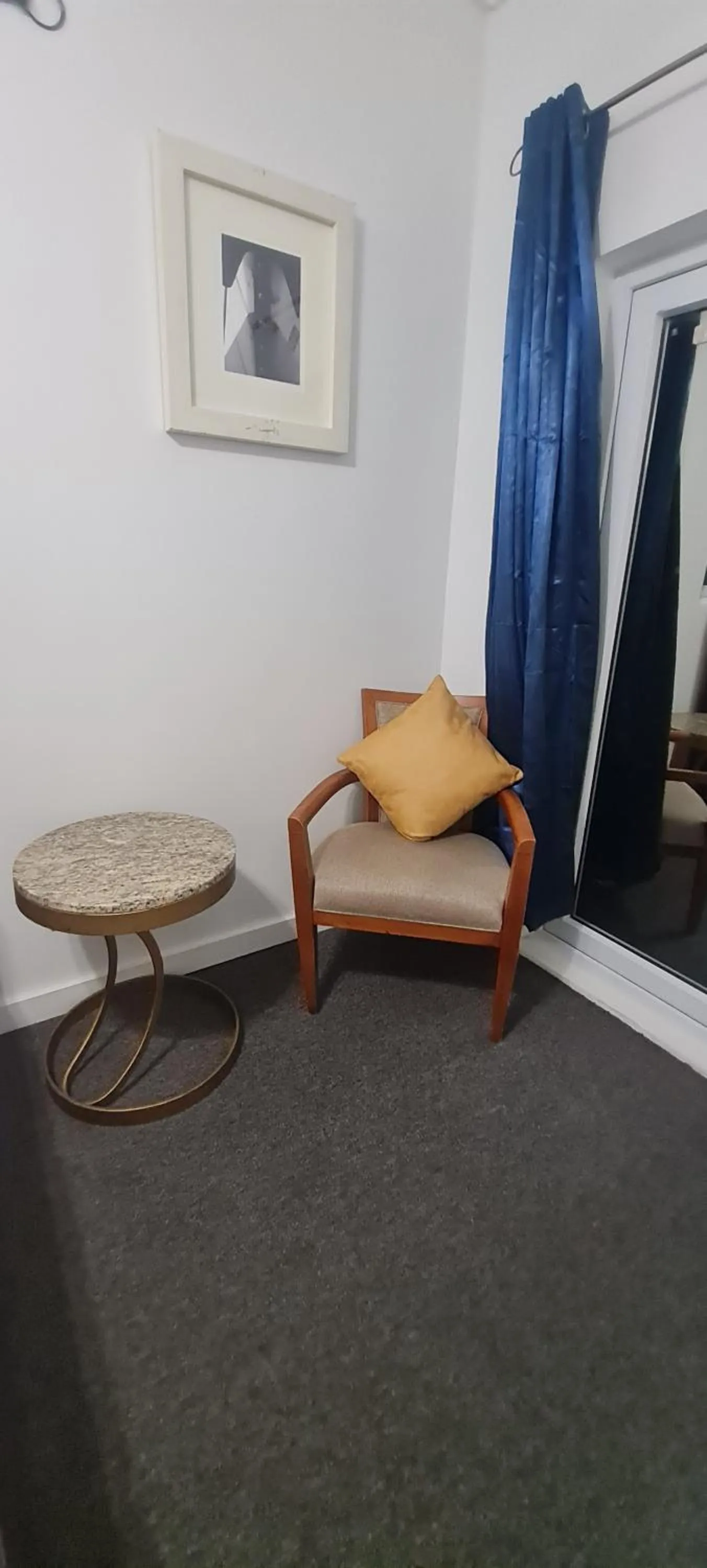 Seating area in BELL At The Airport Suites Adults Only - Free Airport Transportation