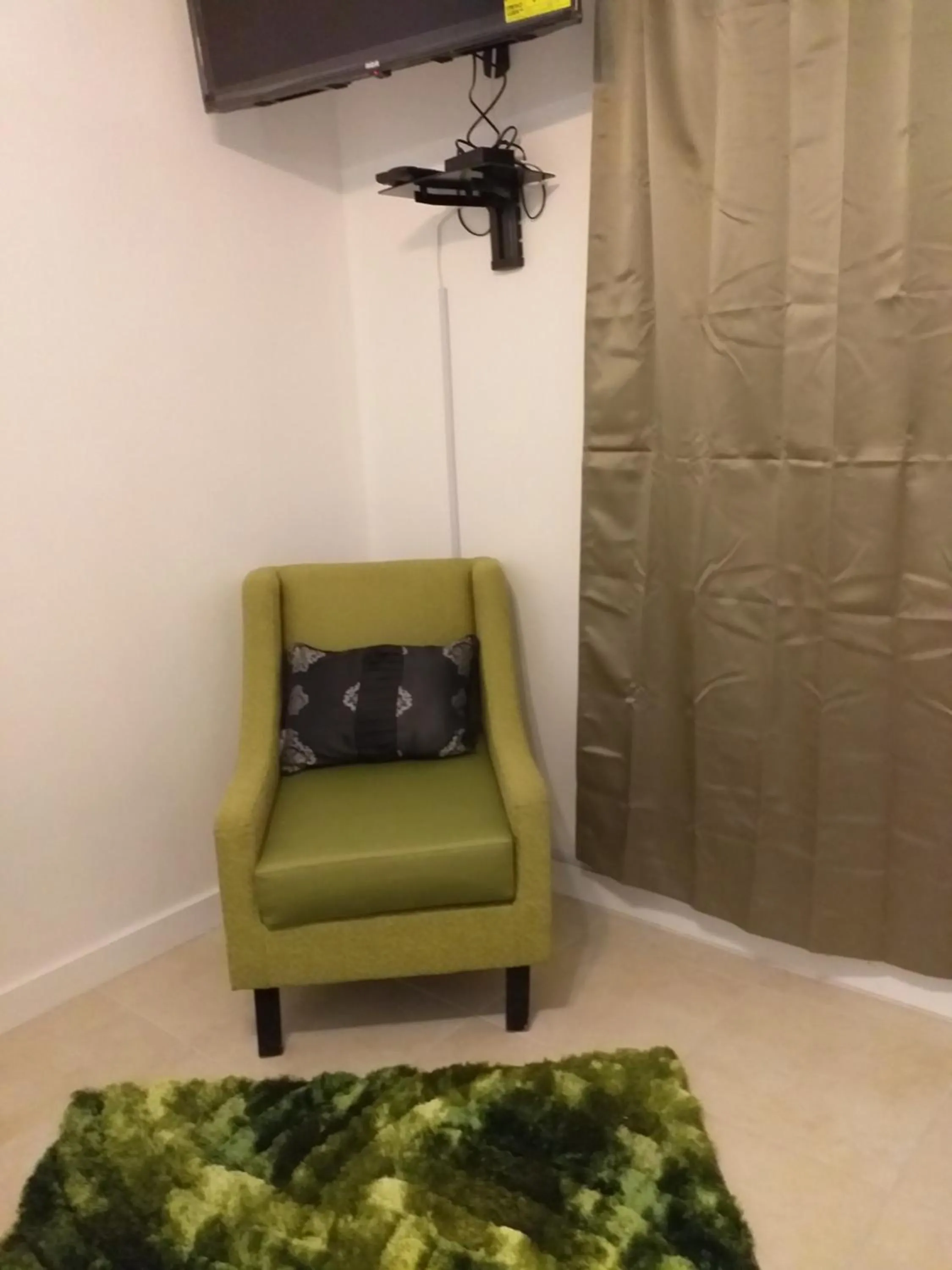 Communal lounge/ TV room in BELL At The Airport Suites Adults Only - Free Airport Transportation