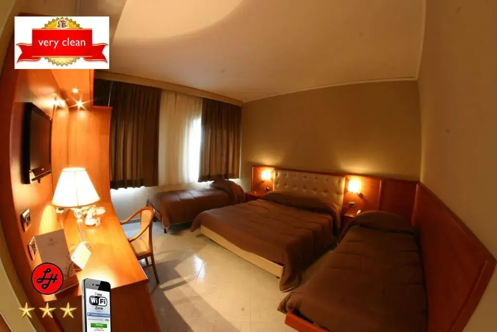 Quadruple Room in Hotel Luxor Quadruple Room in Hotel Luxor