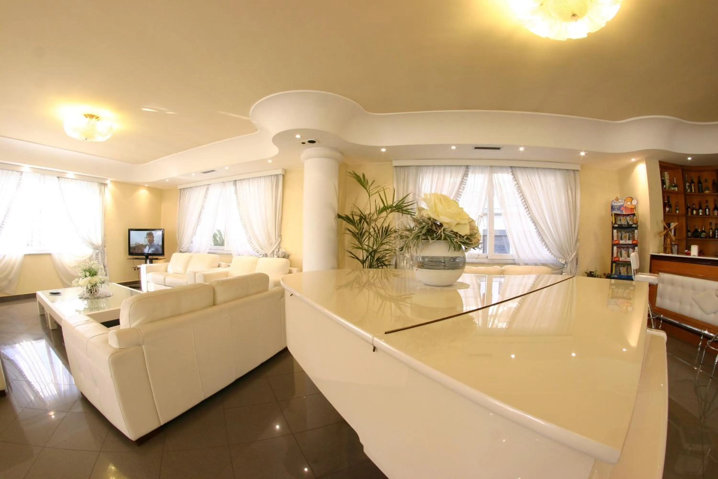 Communal lounge/ TV room in Hotel Luxor