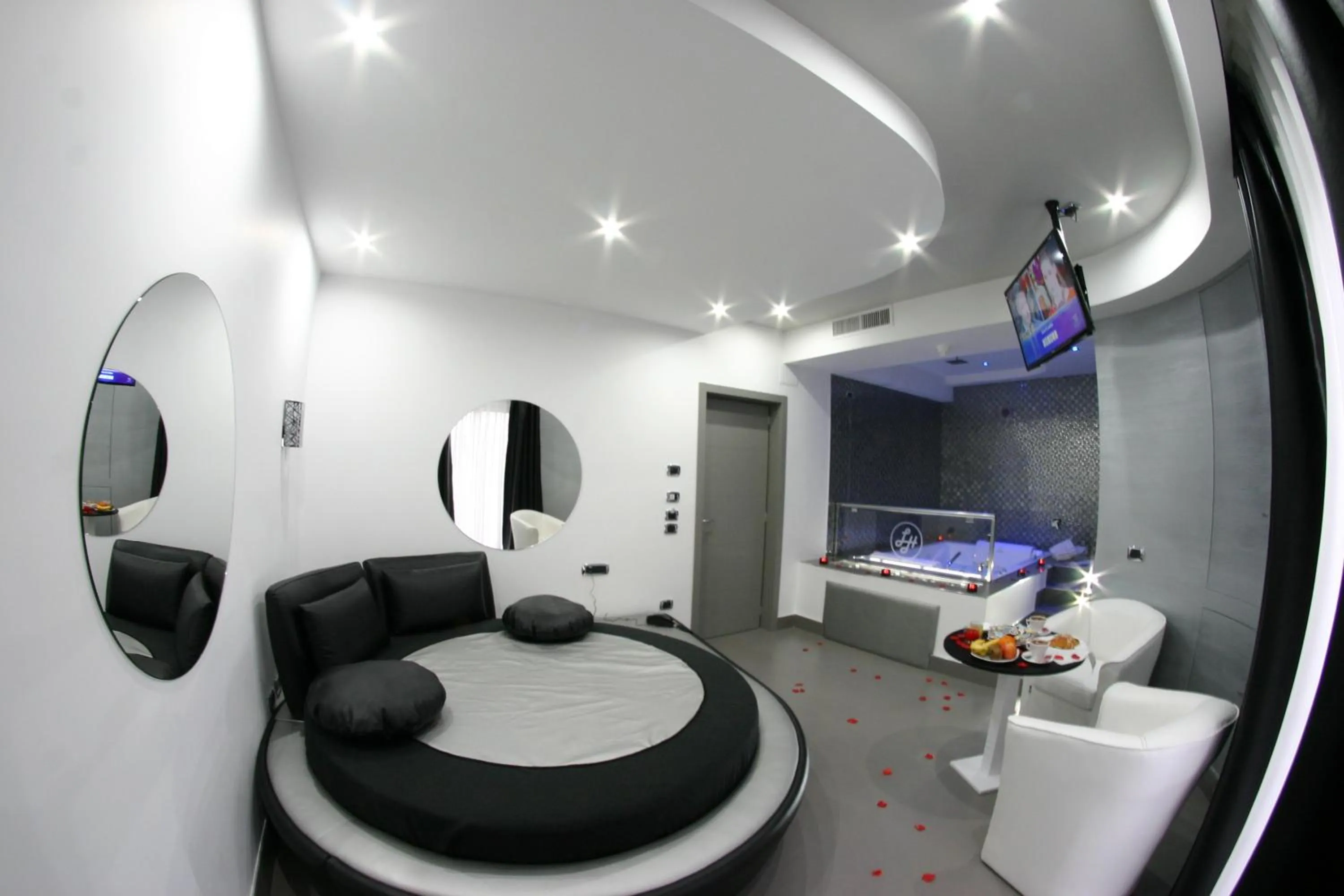 Photo of the whole room, Bed in Hotel Luxor