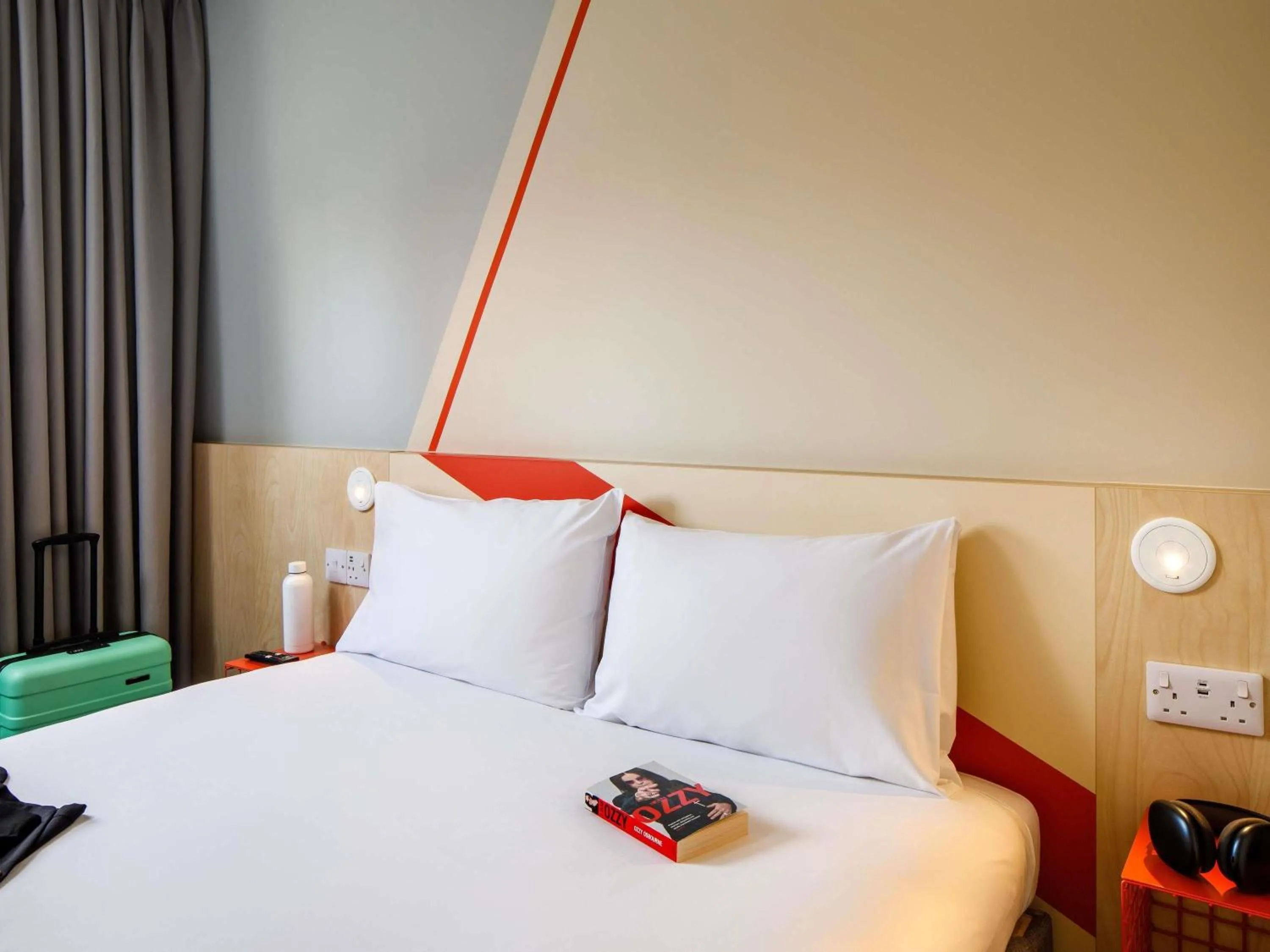 Bedroom, Bed in ibis budget Birmingham Centre