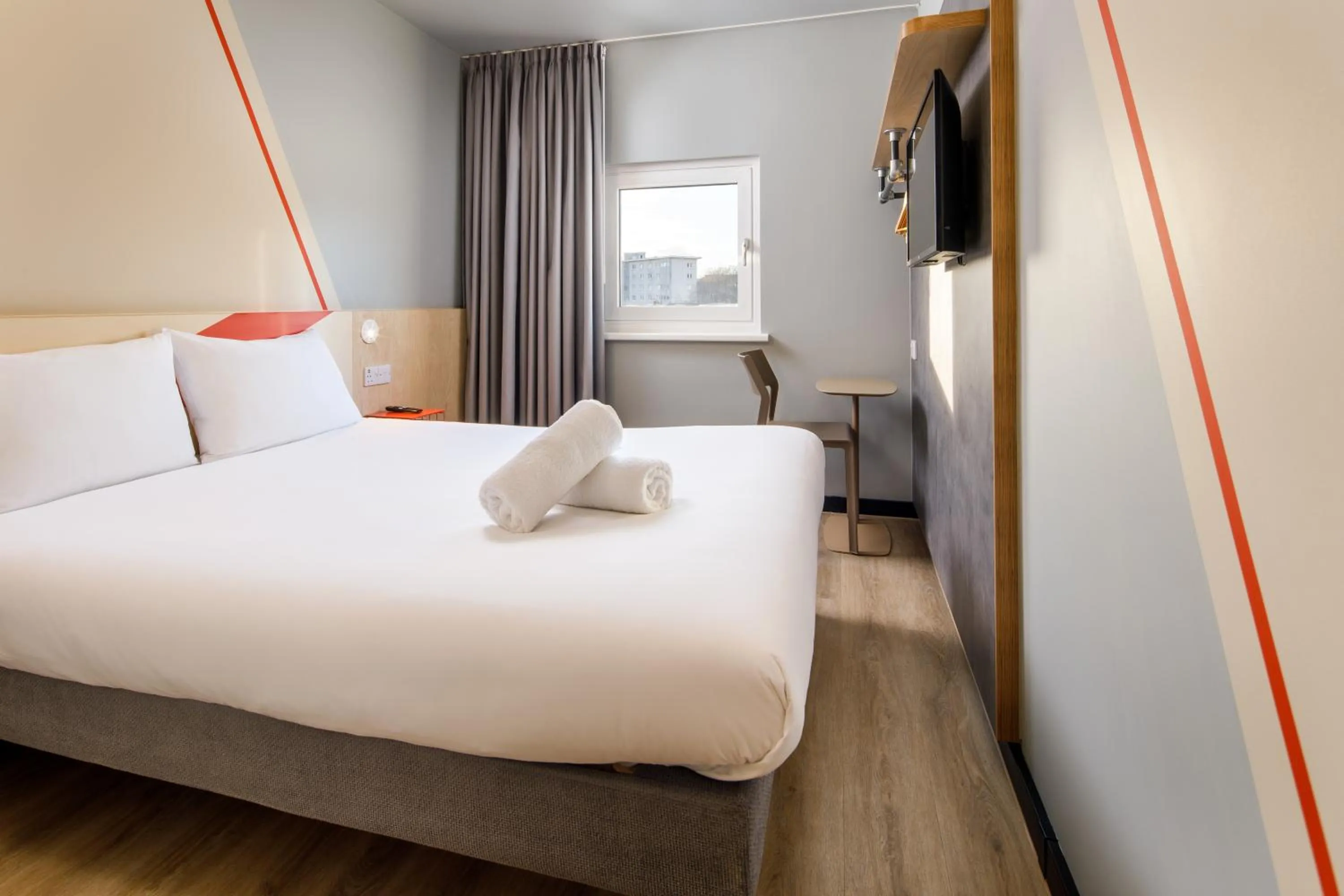 Bedroom, Bed in ibis budget Birmingham Centre