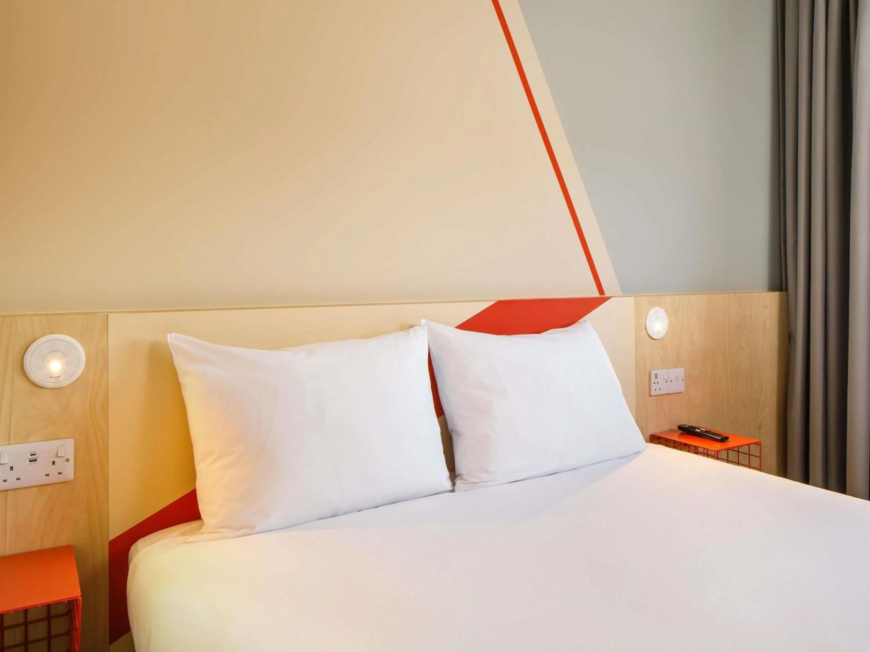 Bedroom, Bed in ibis budget Birmingham Centre