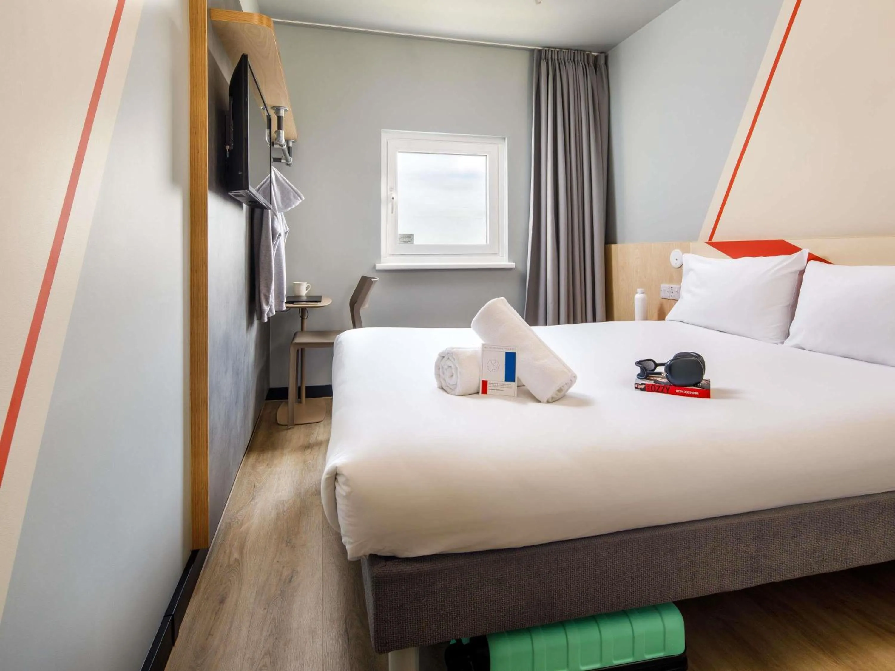 Bedroom, Bed in ibis budget Birmingham Centre