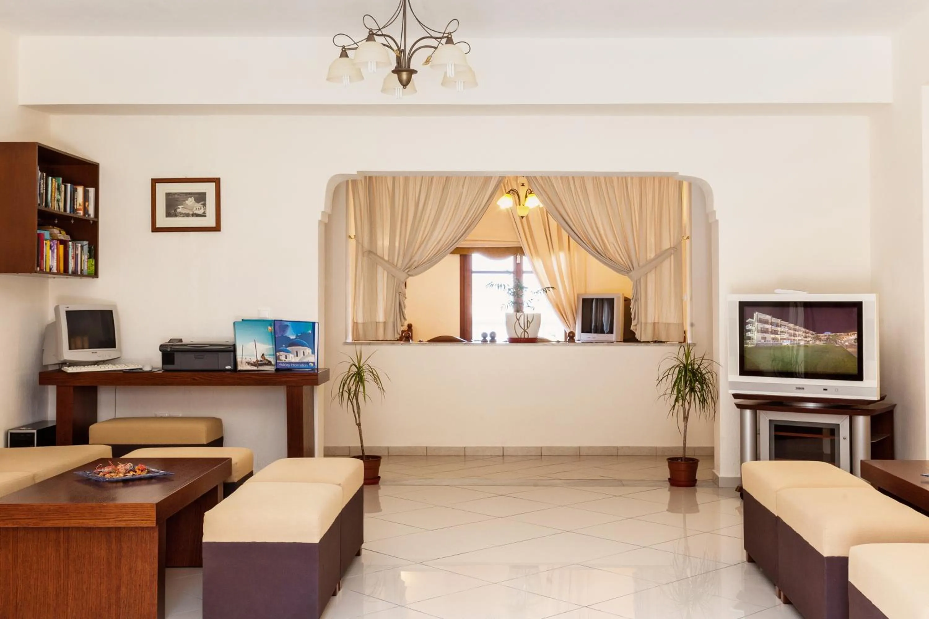 Communal lounge/ TV room in Aeolos Hotel