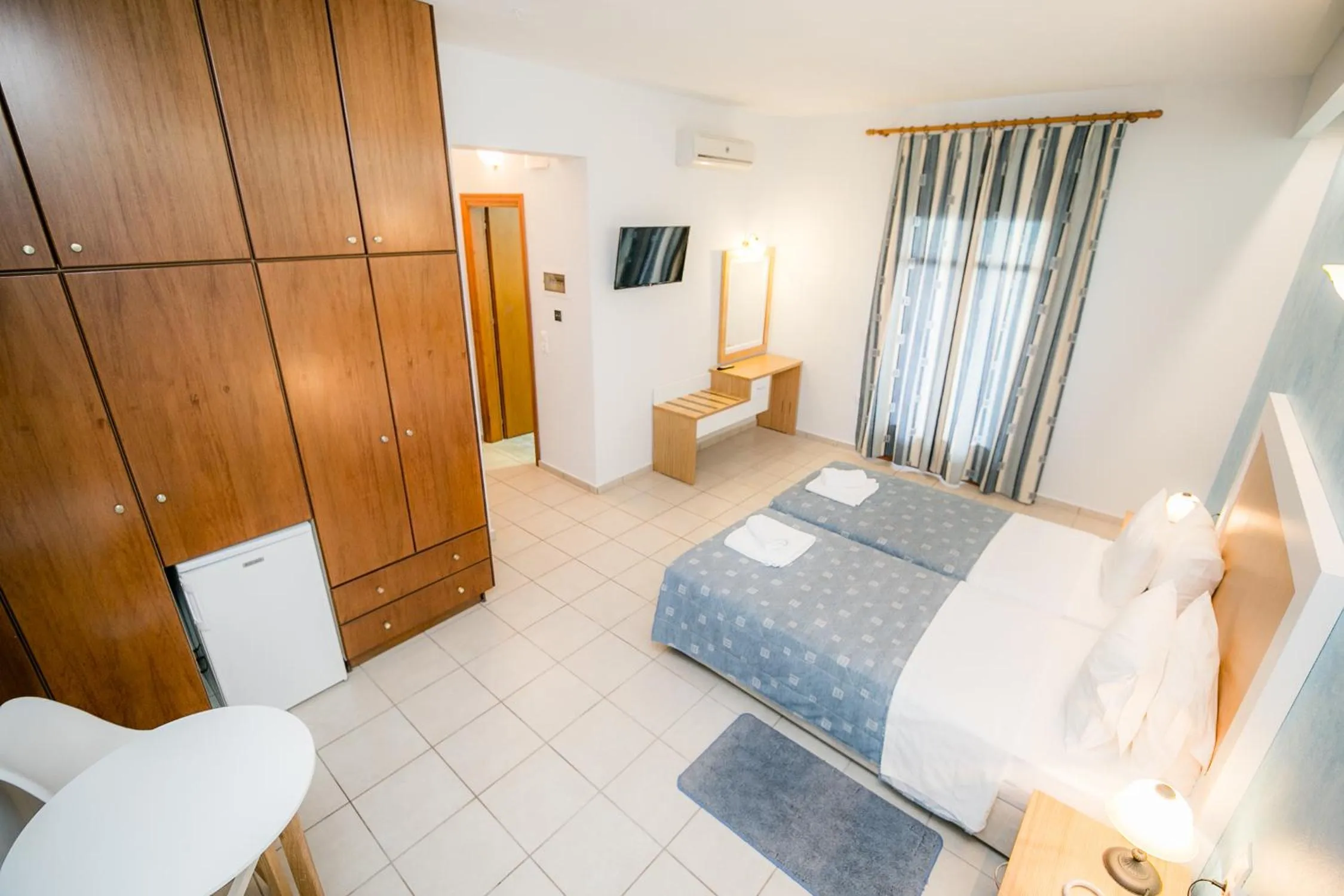 Photo of the whole room, Bed in Aeolos Hotel