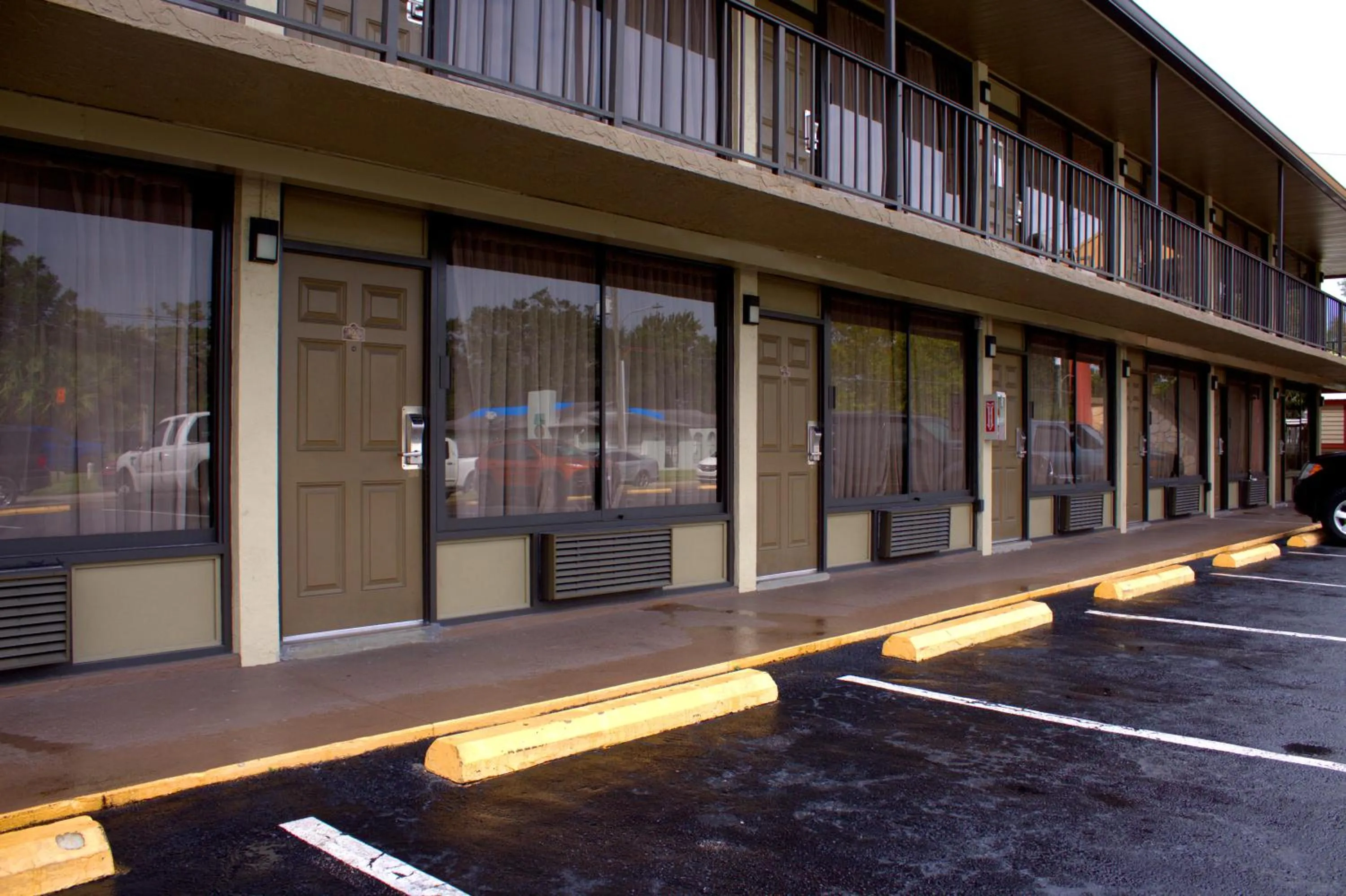 Facade/entrance in Polynesian Inn