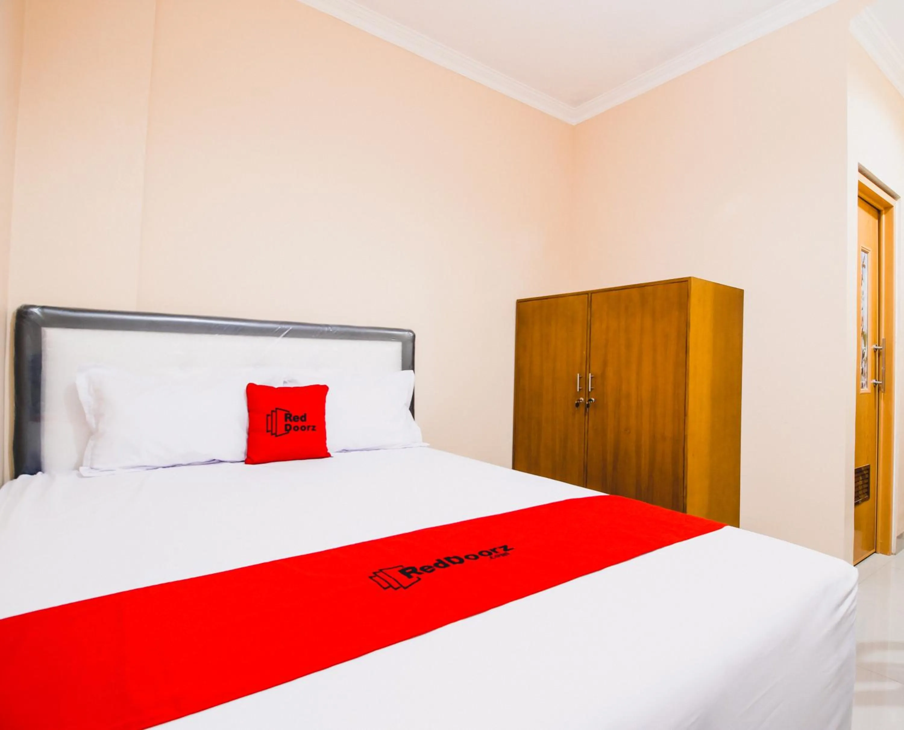 Bedroom, Bed in RedDoorz Plus @ Pogung Raya