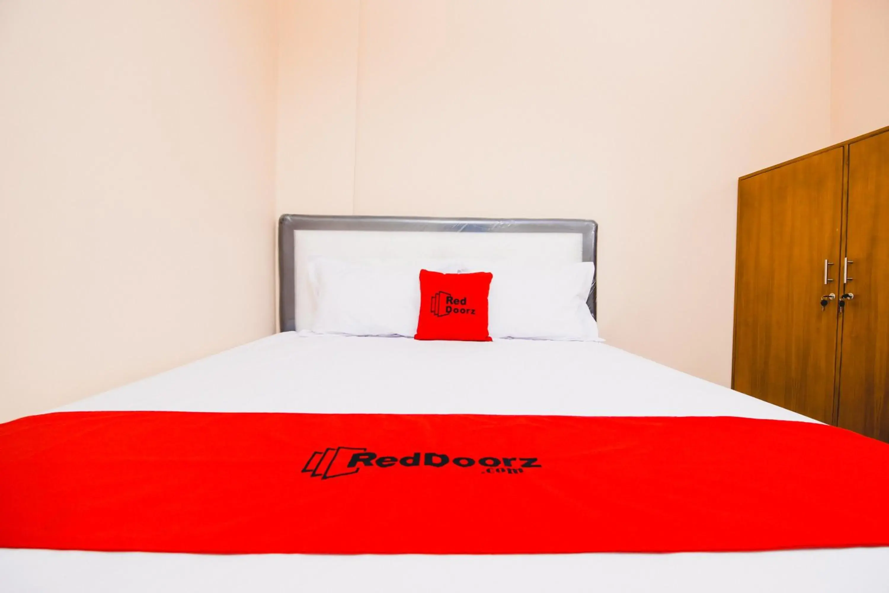 Bedroom, Bed in RedDoorz Plus @ Pogung Raya Bedroom, Bed in RedDoorz Plus @ Pogung Raya