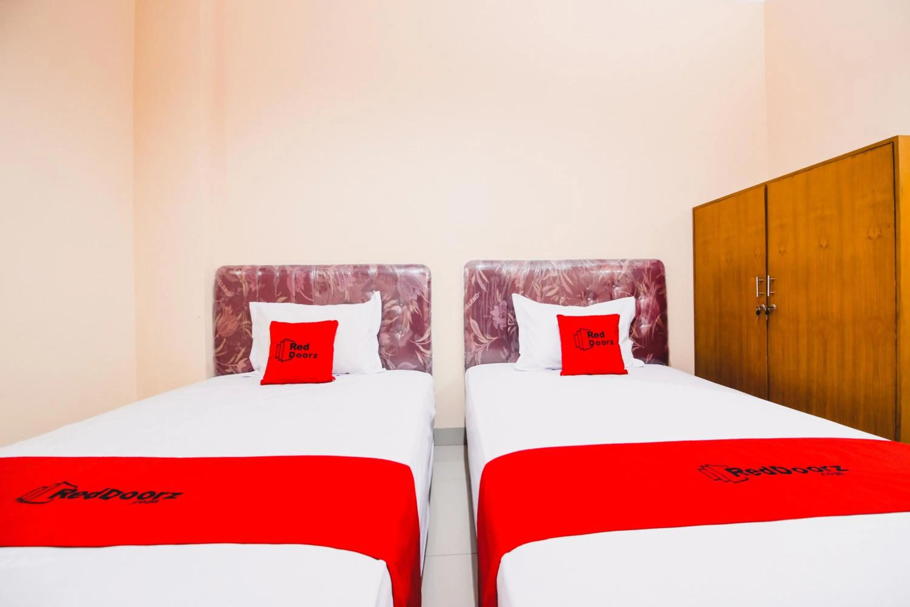 Bedroom, Bed in RedDoorz Plus @ Pogung Raya