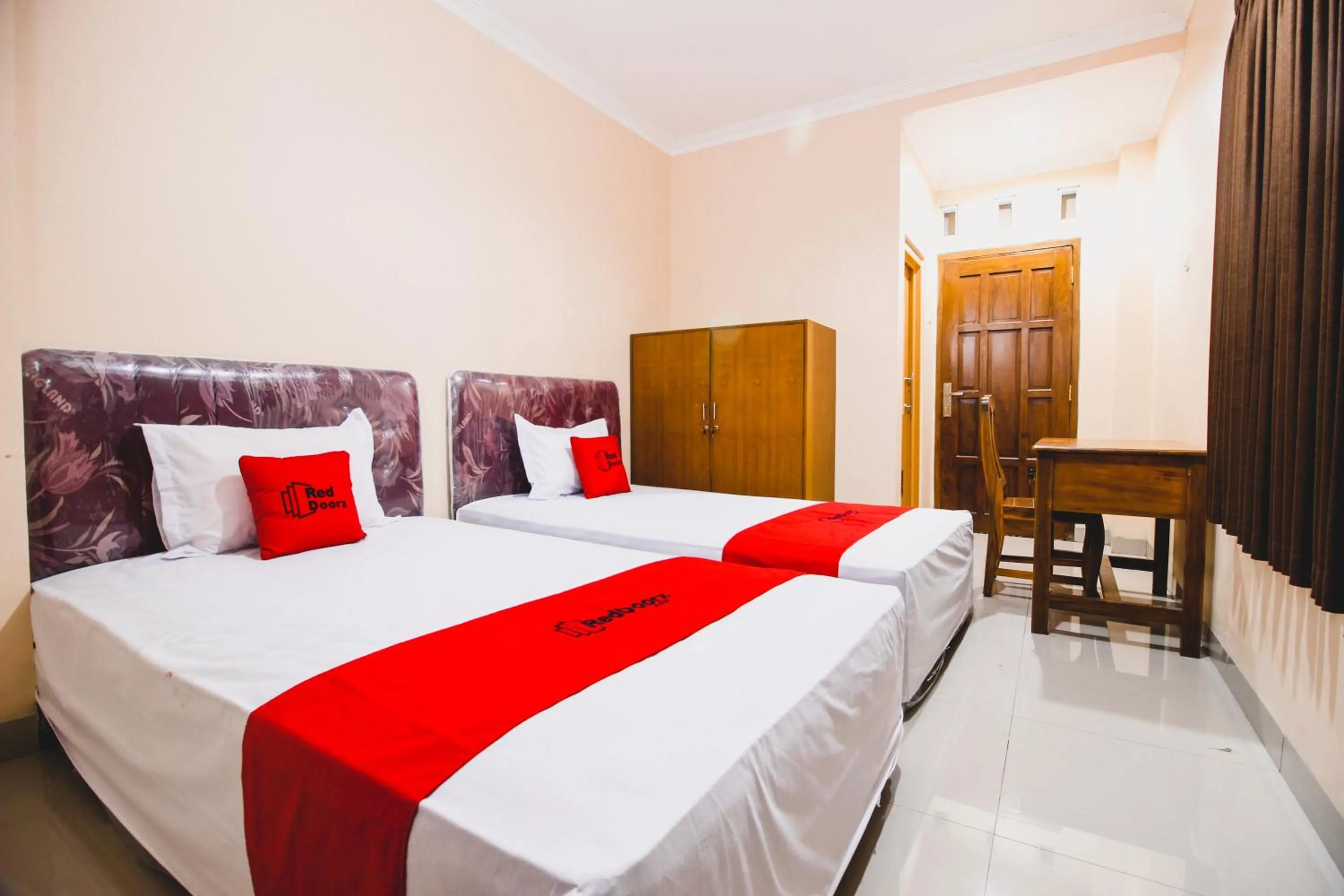 Bedroom, Bed in RedDoorz Plus @ Pogung Raya