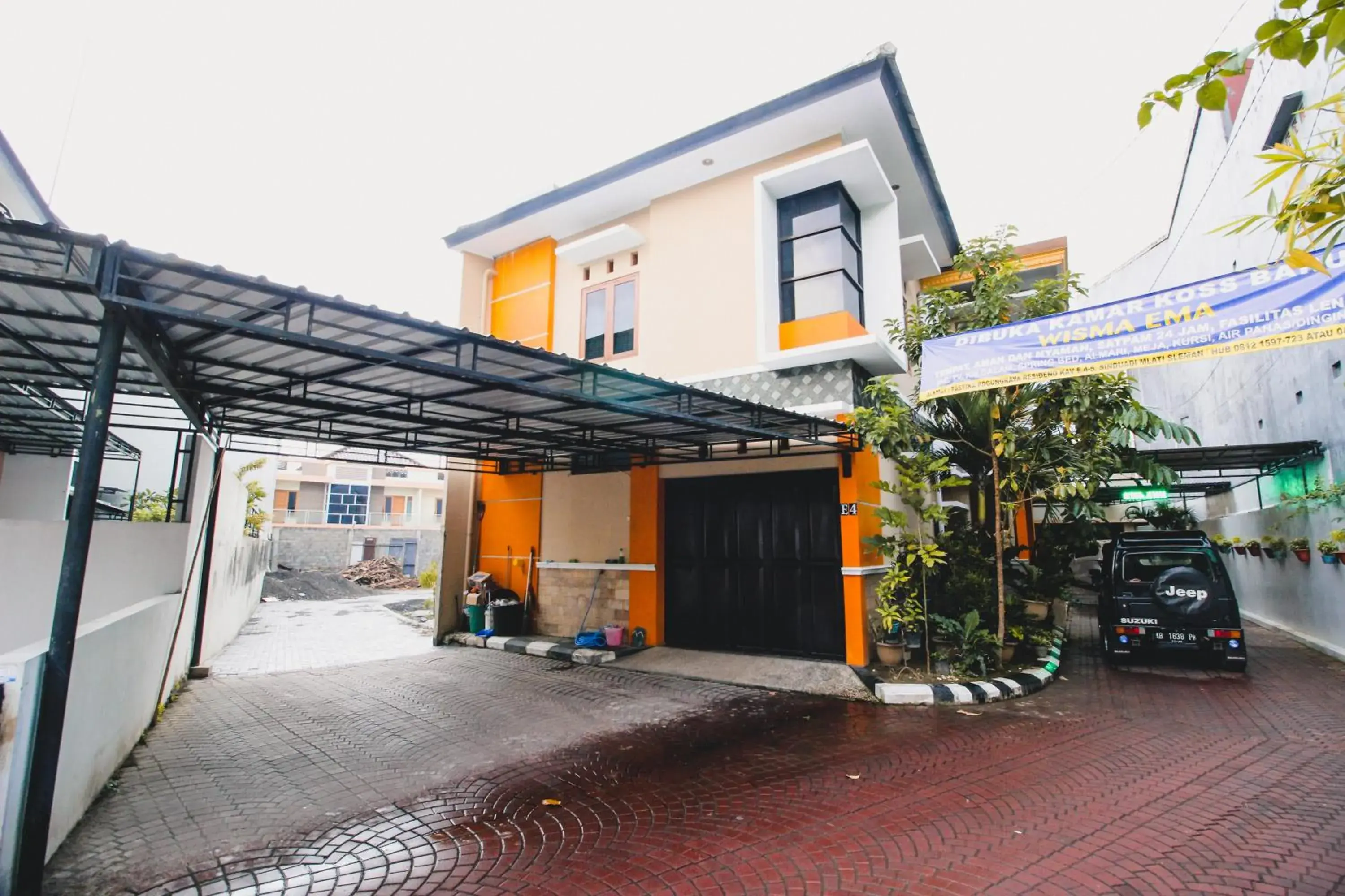 Property building in RedDoorz Plus @ Pogung Raya Property building in RedDoorz Plus @ Pogung Raya