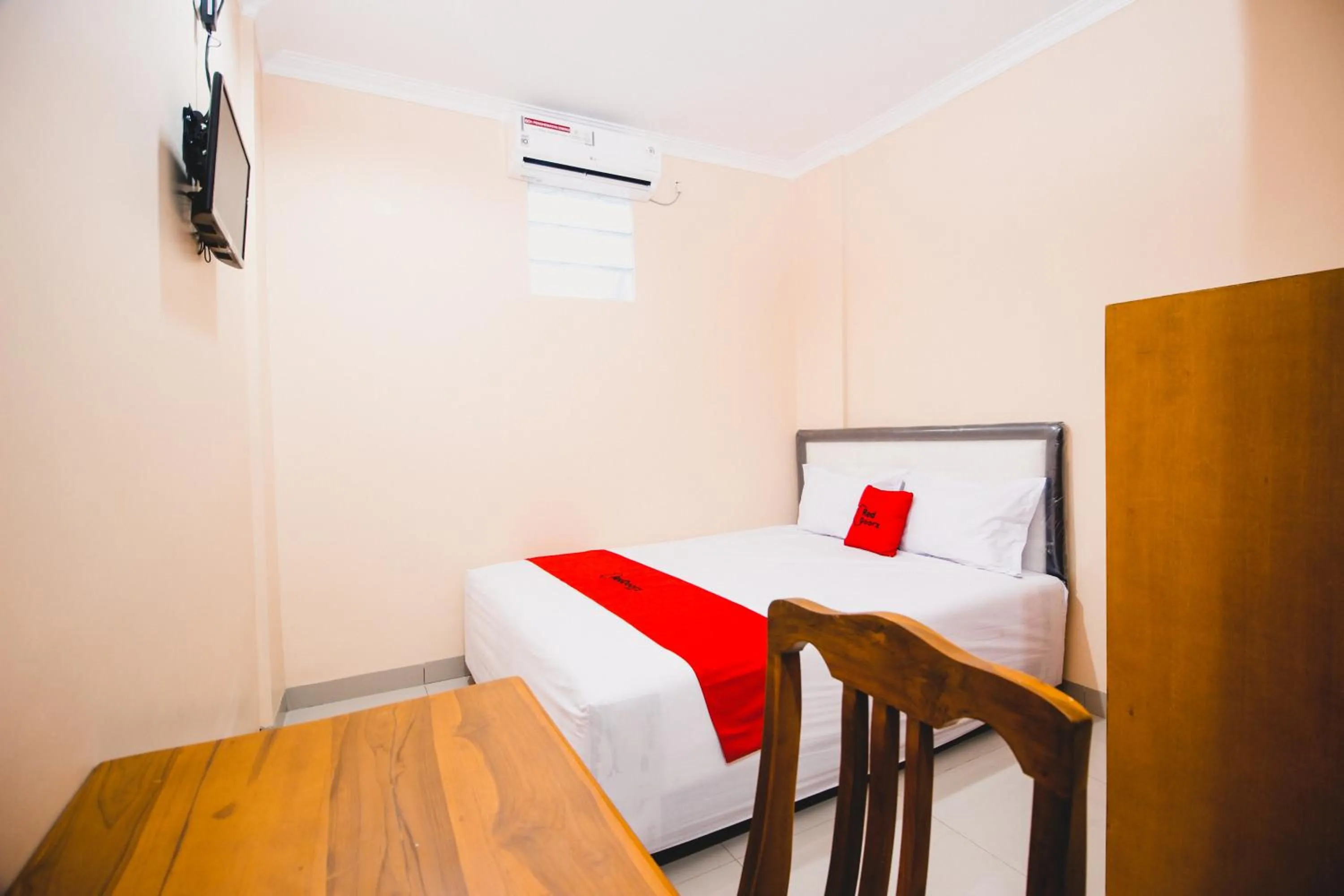 Bedroom, Bed in RedDoorz Plus @ Pogung Raya