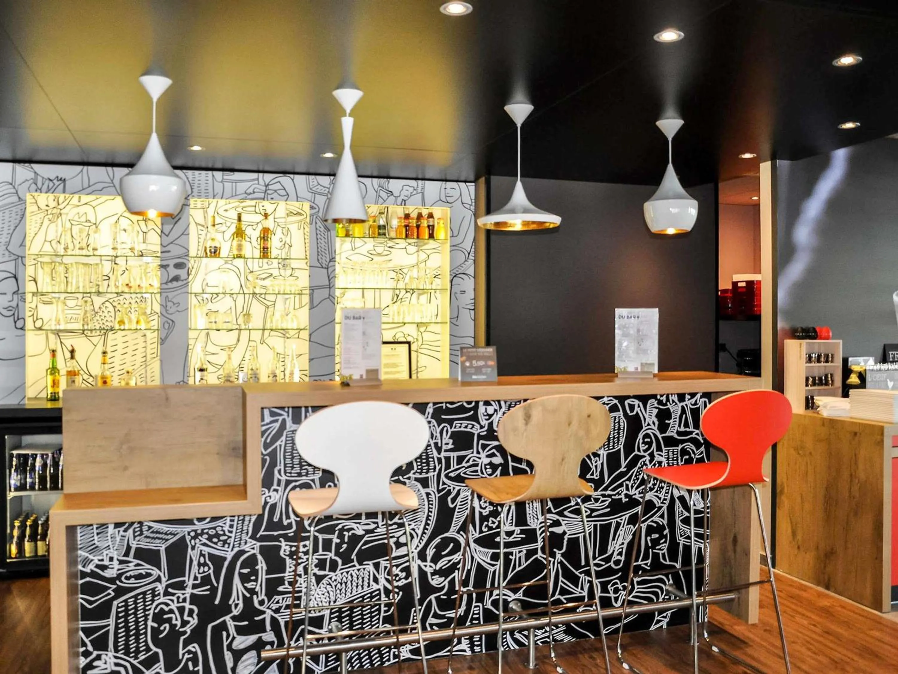 Lounge or bar in ibis Troyes Centre