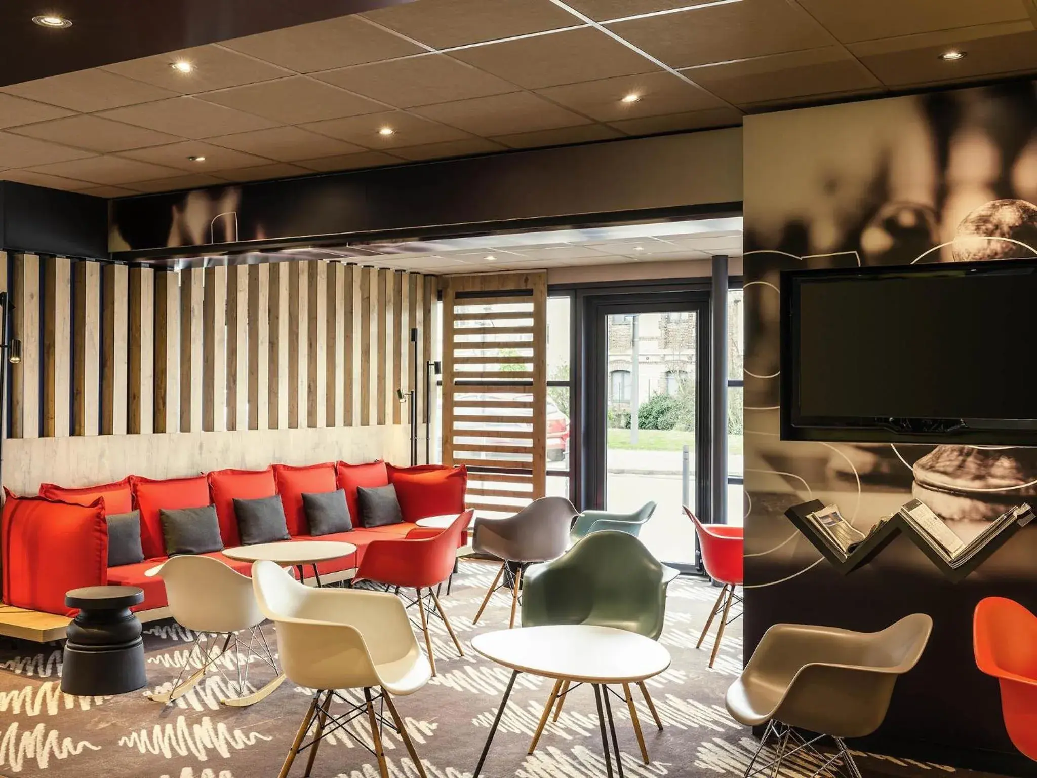 Lounge or bar in ibis Troyes Centre Lounge or bar in ibis Troyes Centre