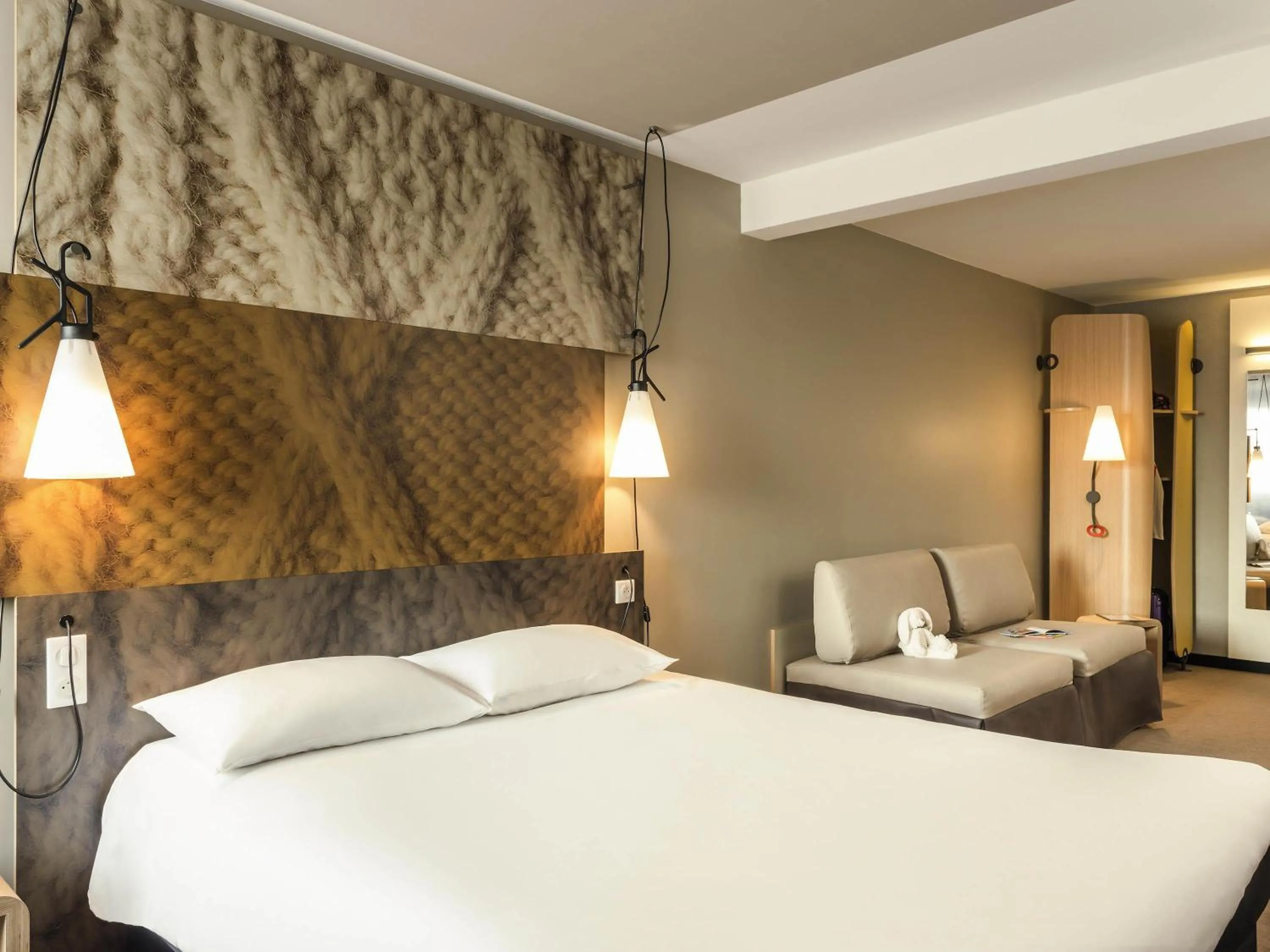 Bedroom, Bed in ibis Troyes Centre