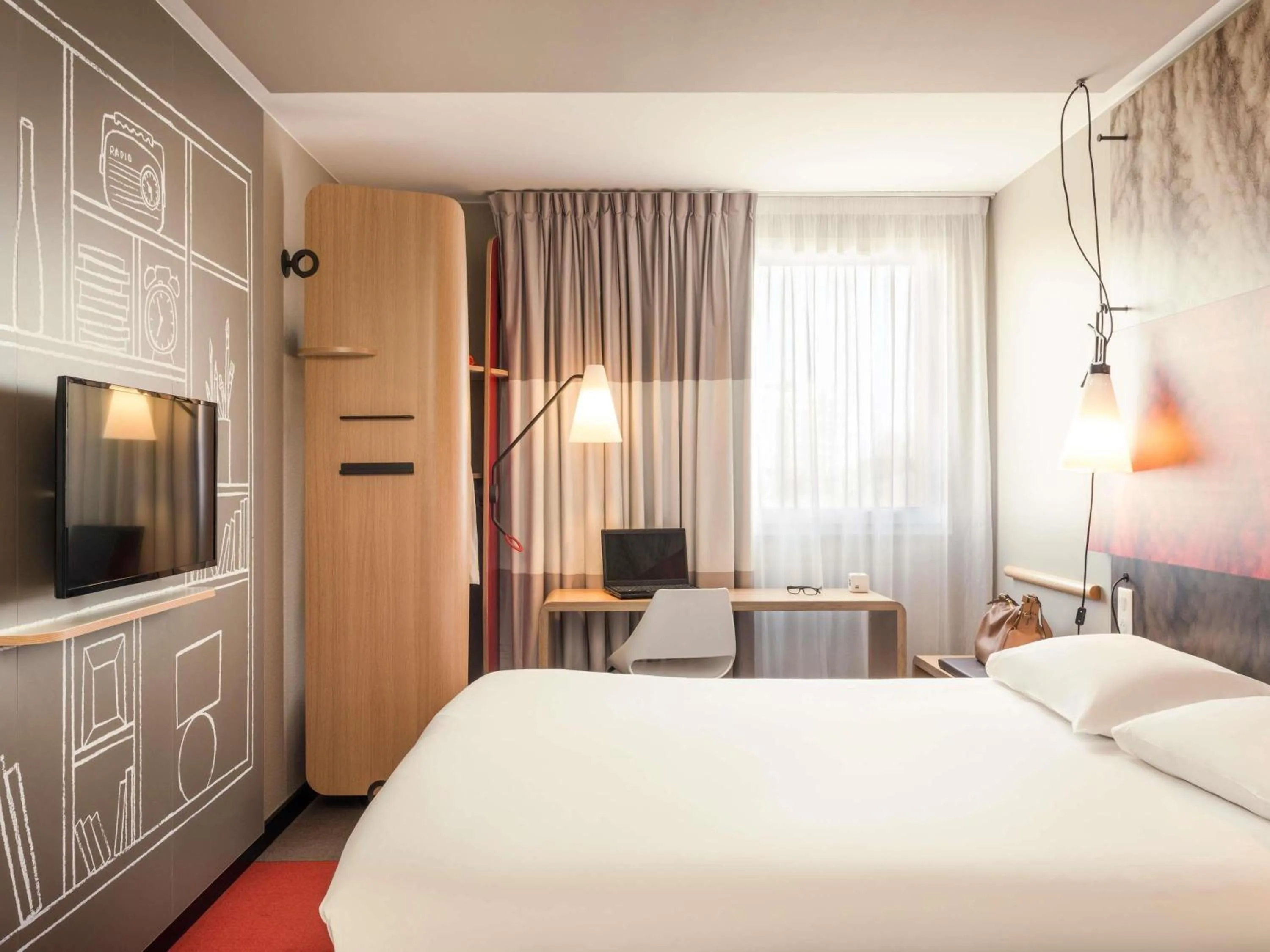 Bedroom, Bed in ibis Troyes Centre