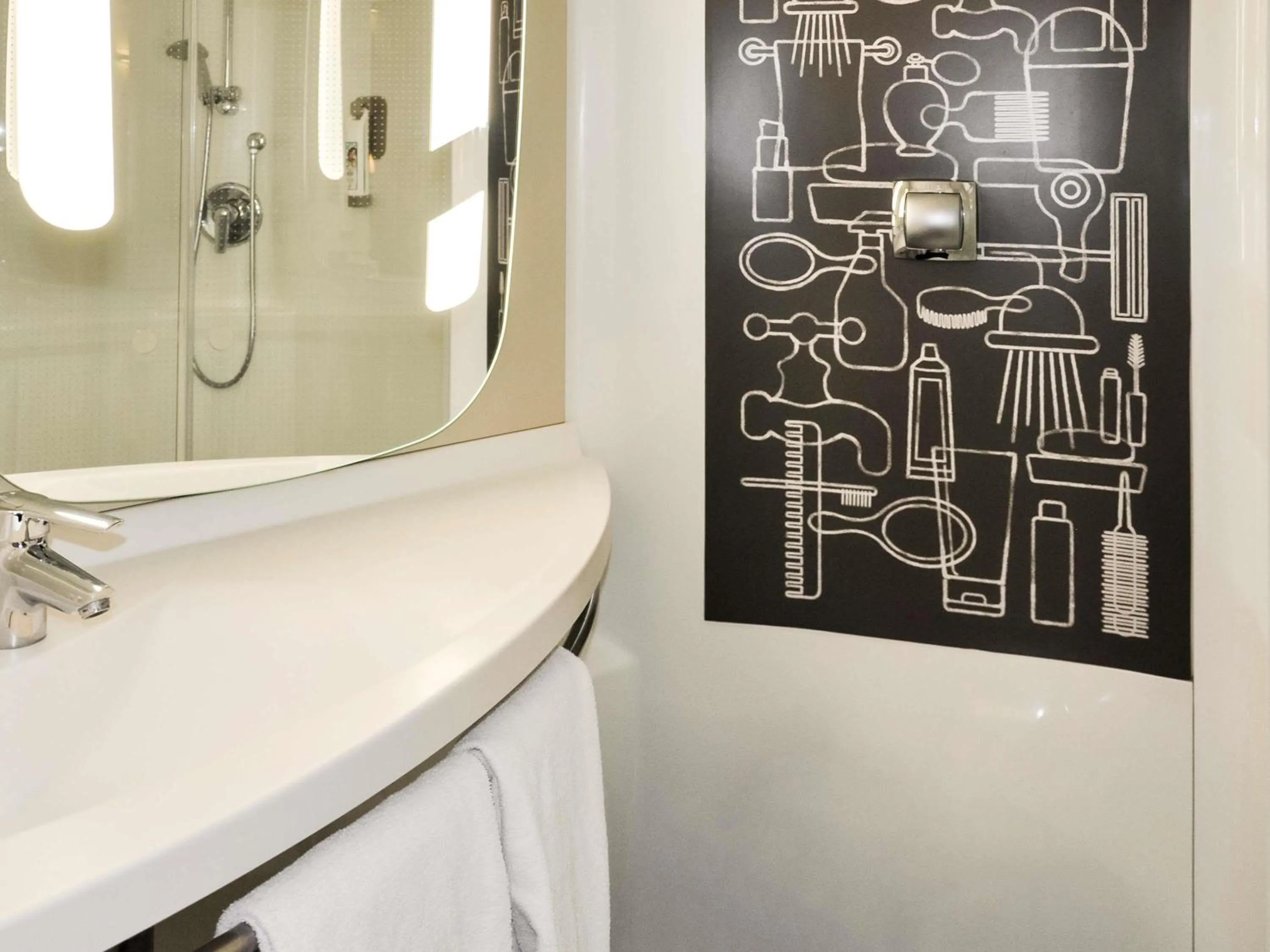 Bedroom in ibis Troyes Centre