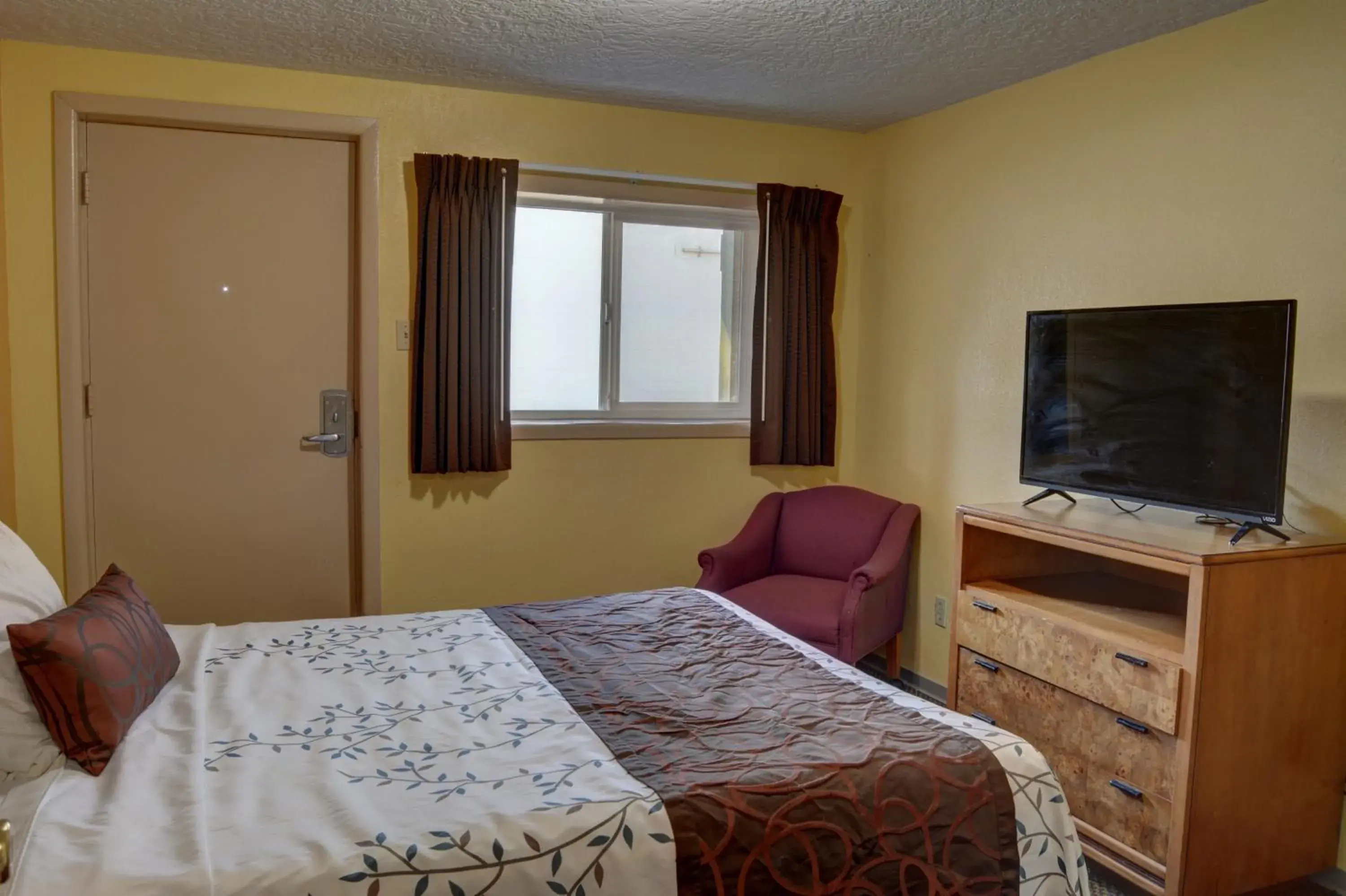 Queen Room - single occupancy in Inn at Salmon Creek Queen Room - single occupancy in Inn at Salmon Creek
