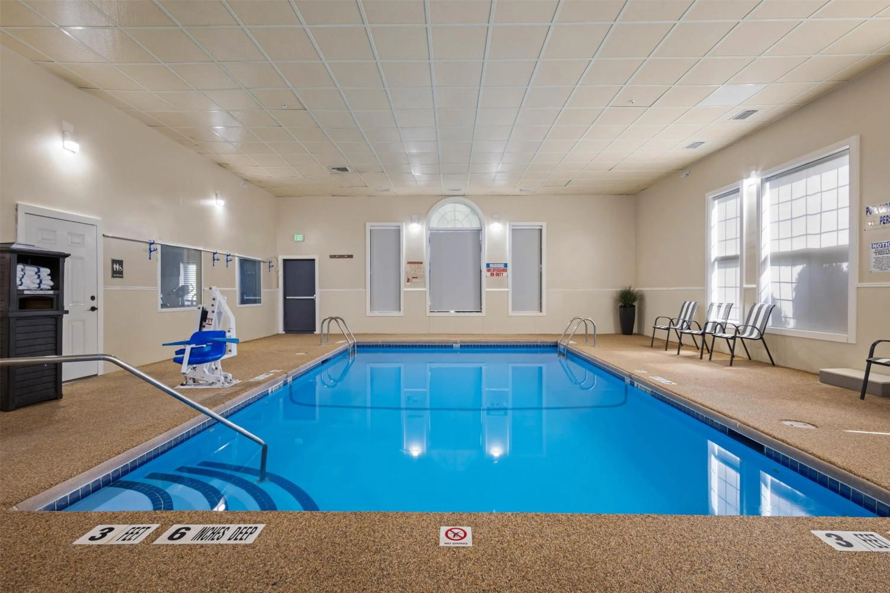 Pool view in Best Western Crown Inn & Suites - Batavia