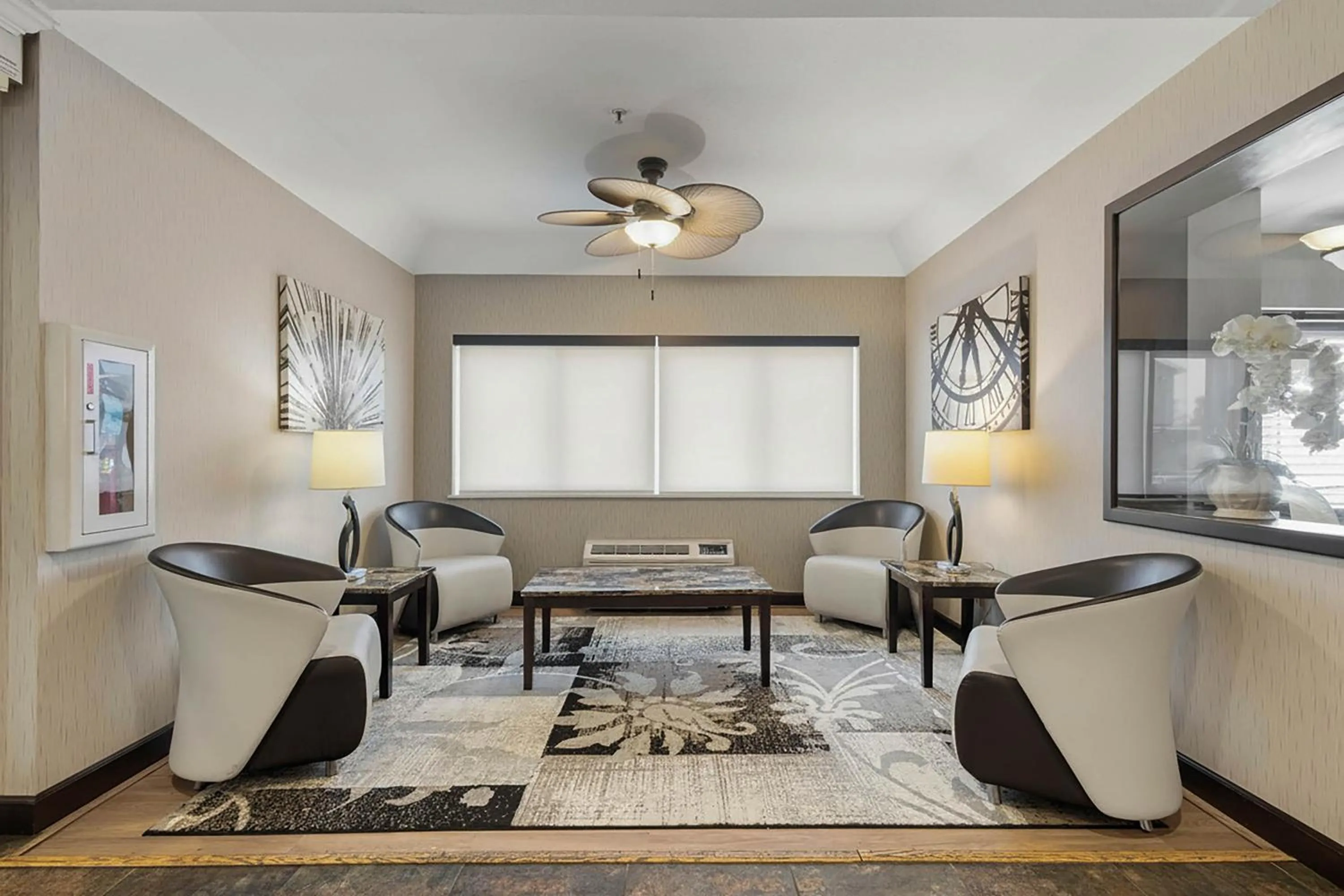 Seating area in Best Western Crown Inn & Suites - Batavia