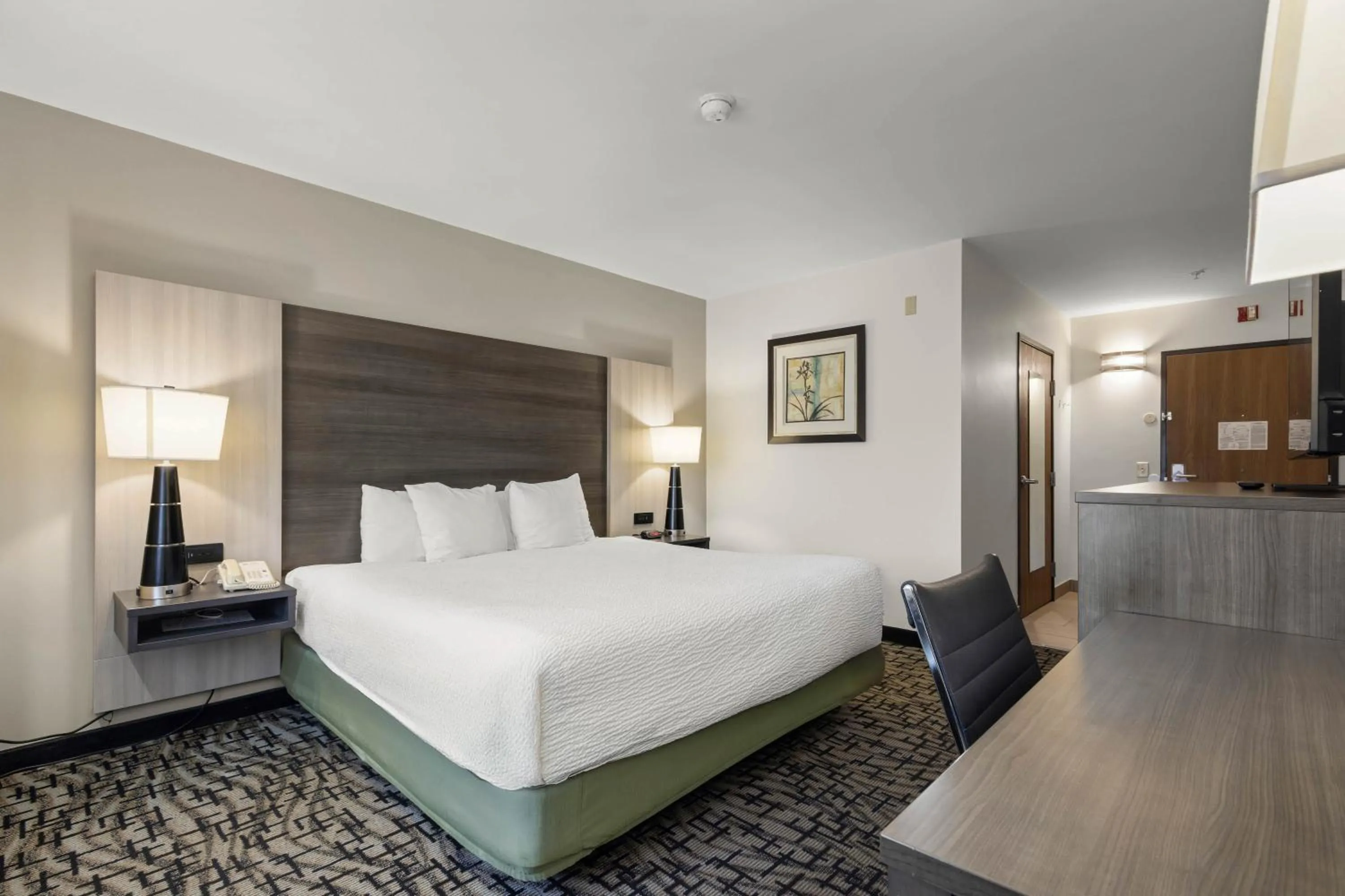Bedroom, Bed in Best Western Crown Inn & Suites - Batavia