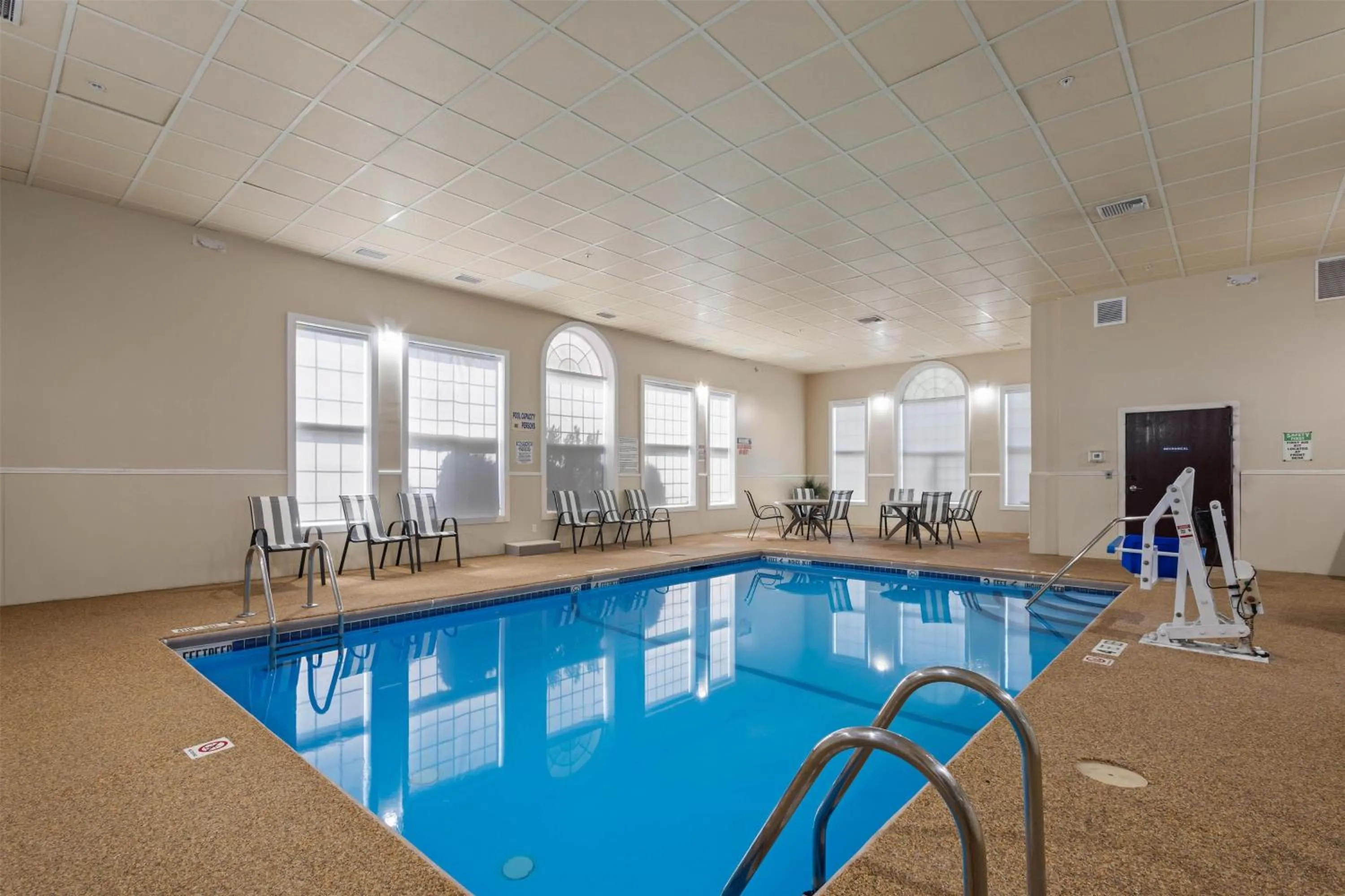 Pool view in Best Western Crown Inn & Suites - Batavia