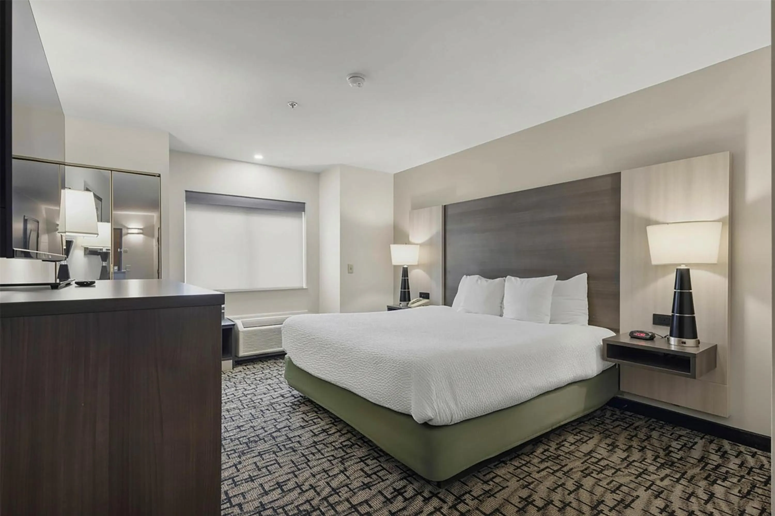 Bedroom, Bed in Best Western Crown Inn & Suites - Batavia