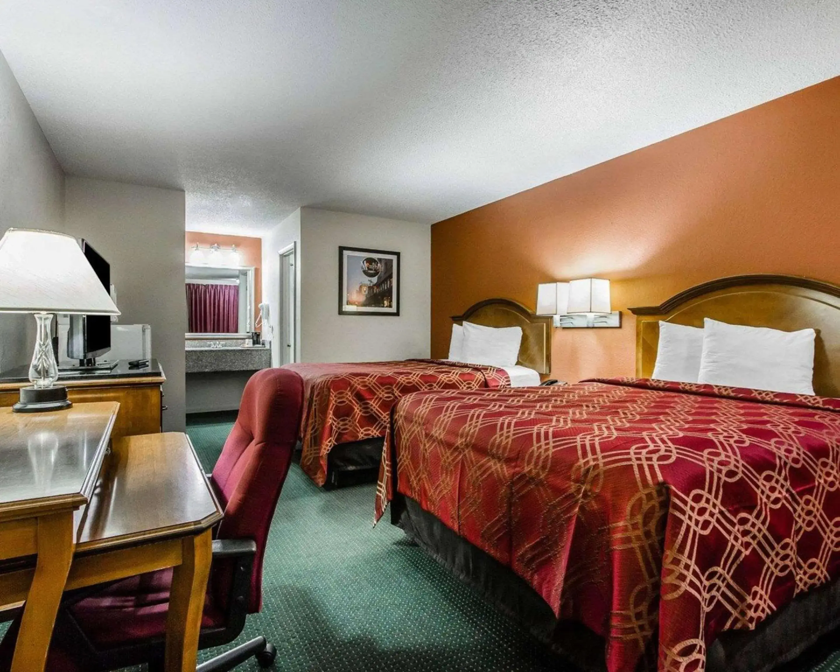 Photo of the whole room, Bed in Econo Lodge Inn & Suites Enterprise