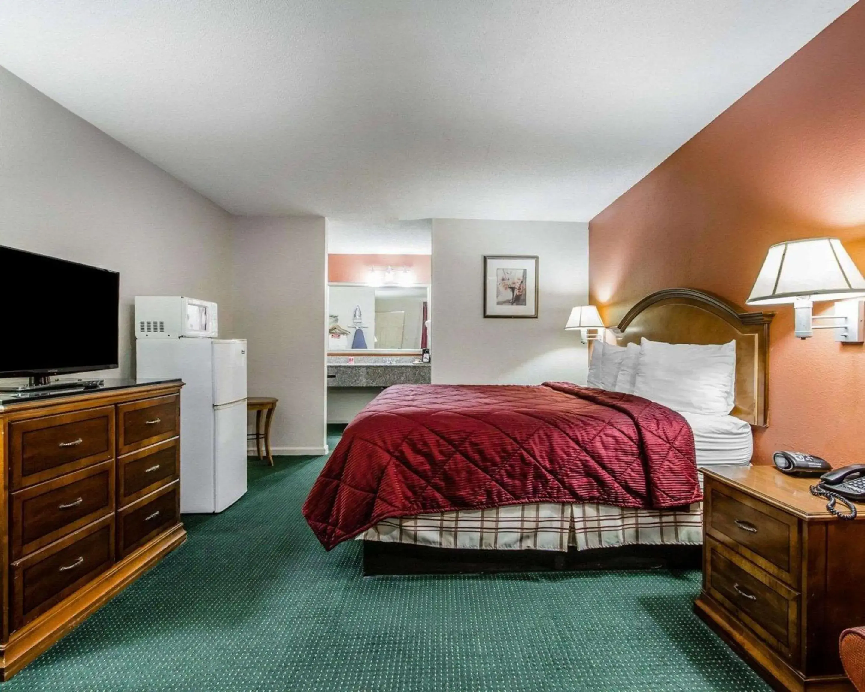 Photo of the whole room, Bed in Econo Lodge Inn & Suites Enterprise