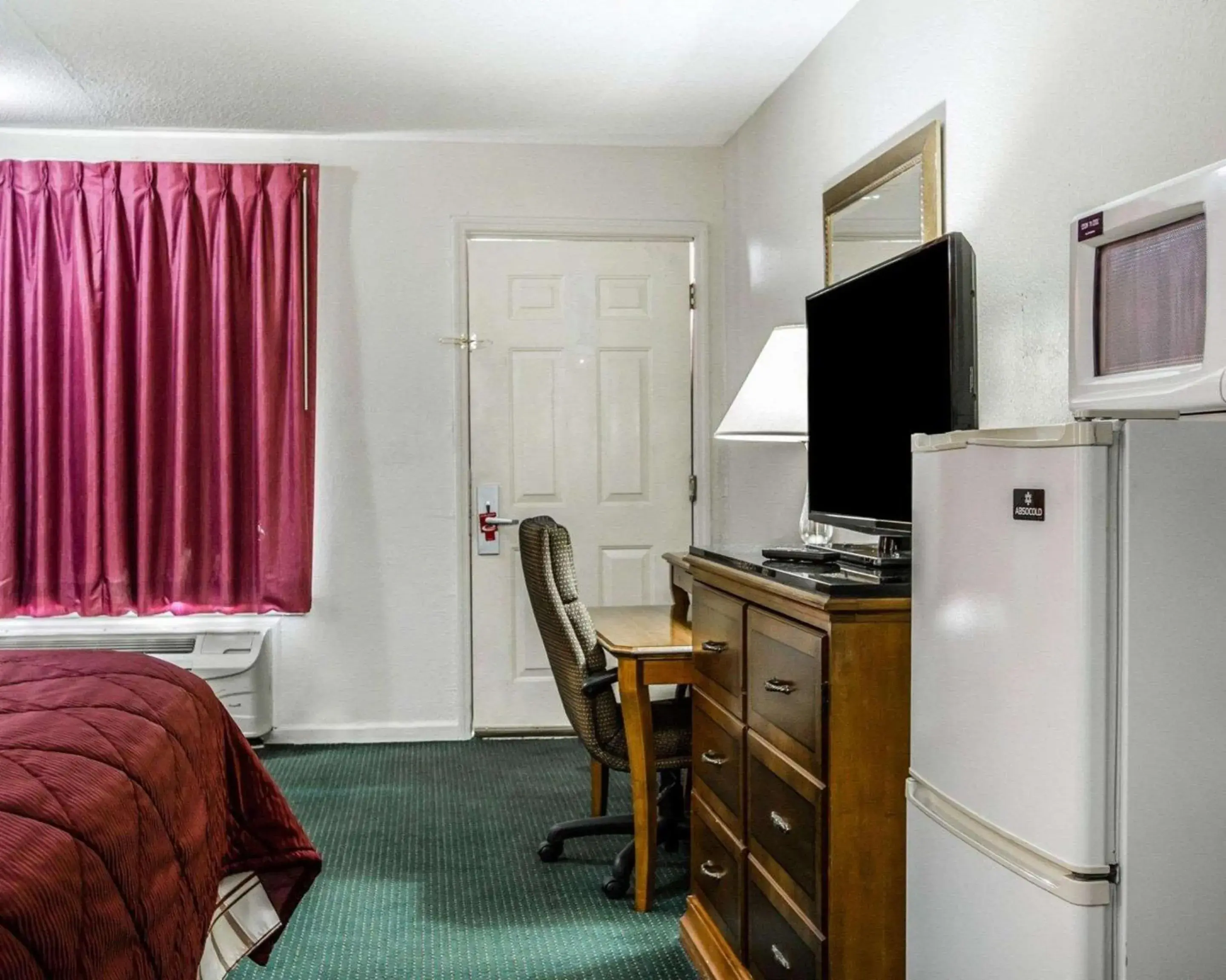 Photo of the whole room, Bed in Econo Lodge Inn & Suites Enterprise