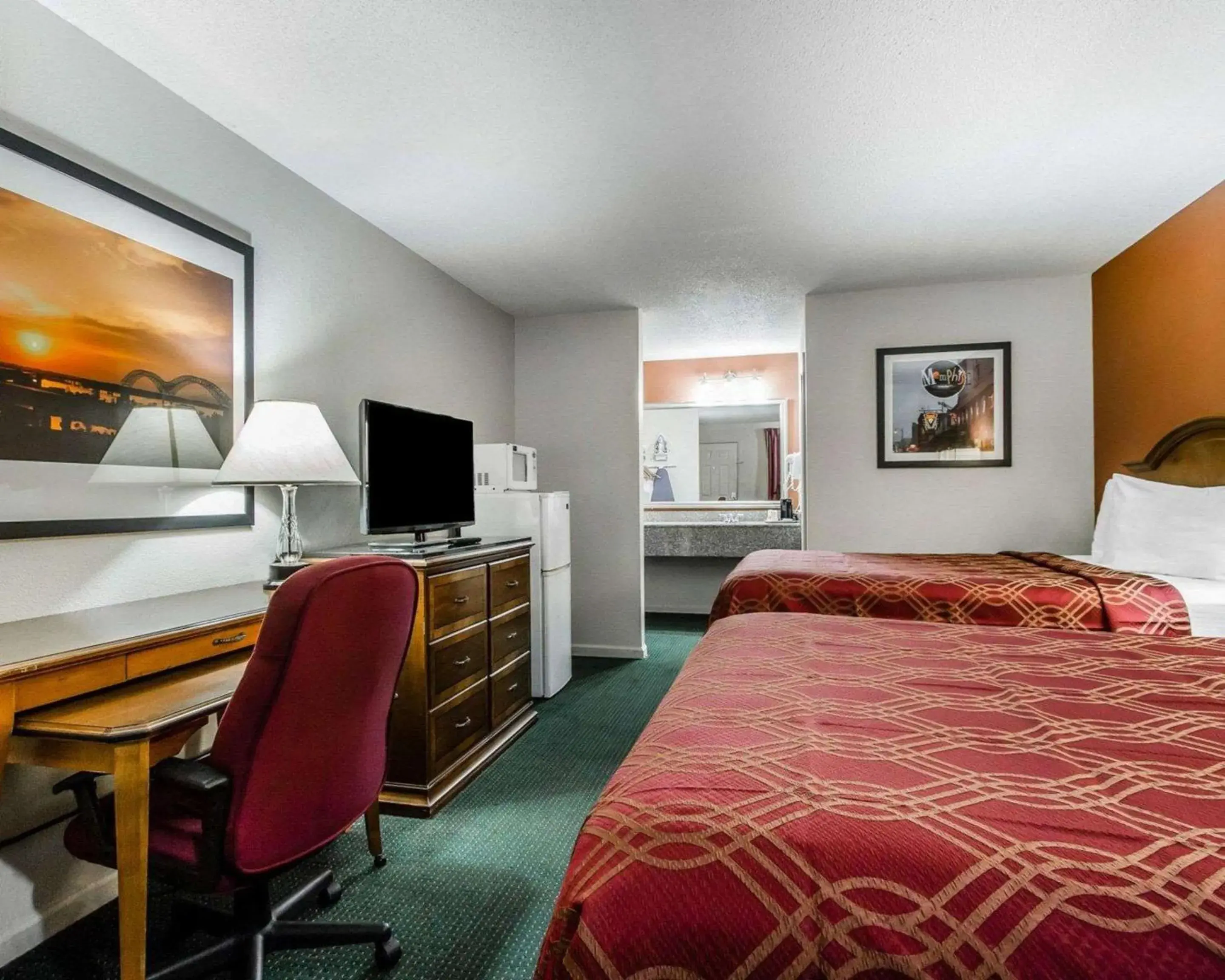 Photo of the whole room, Bed in Econo Lodge Inn & Suites Enterprise