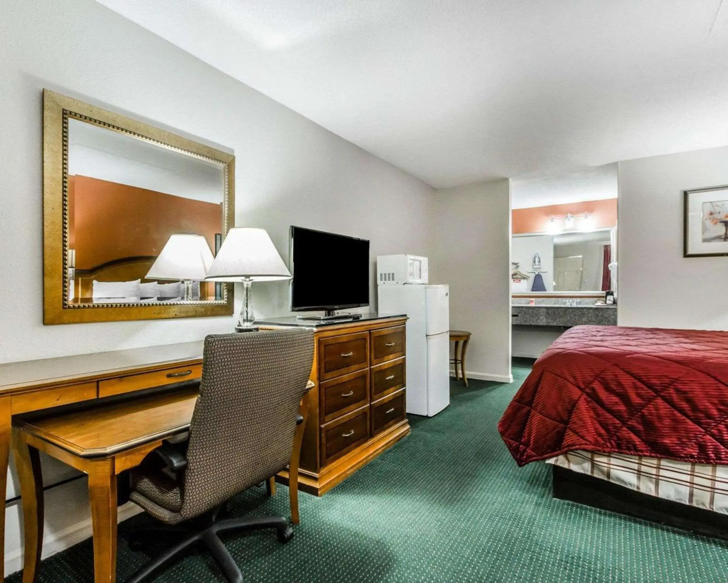 Photo of the whole room, Bed in Econo Lodge Inn & Suites Enterprise